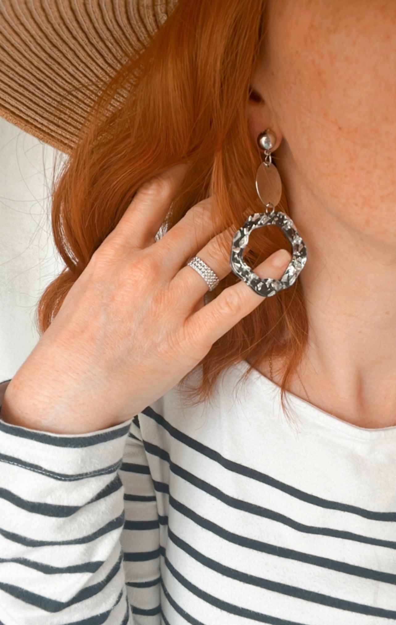 Boucles d’oreilles MEG résine noir et argenté - Créations Uniques - Créations Uniques