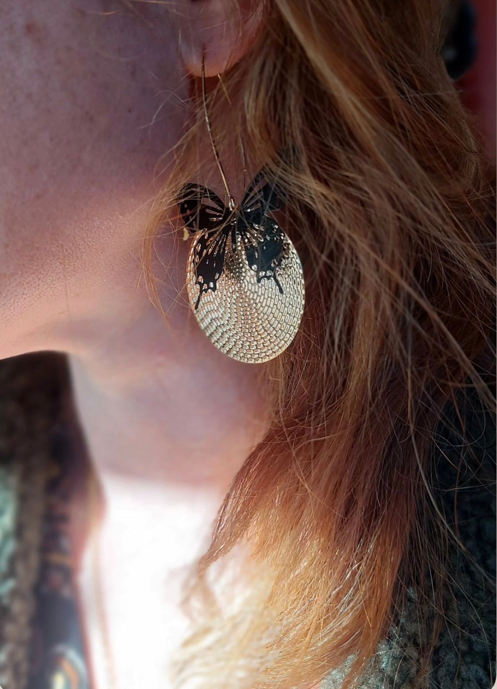 Boucles d’oreilles MIRABELLE papillons noirs et disques dorés - Créations Uniques - Créations Uniques