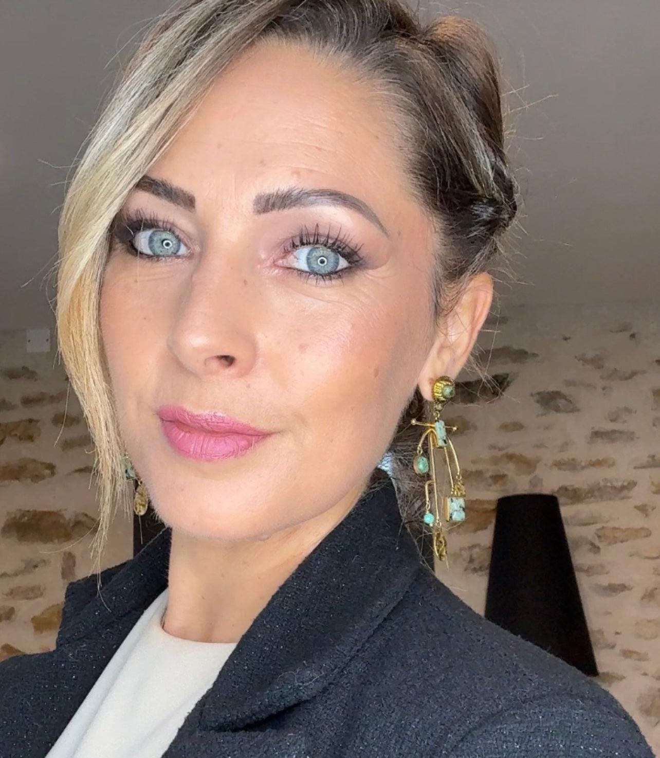 Boucles d’oreilles CASSANDRE chic et légères, dorées et bleu turquoise - Créations Uniques