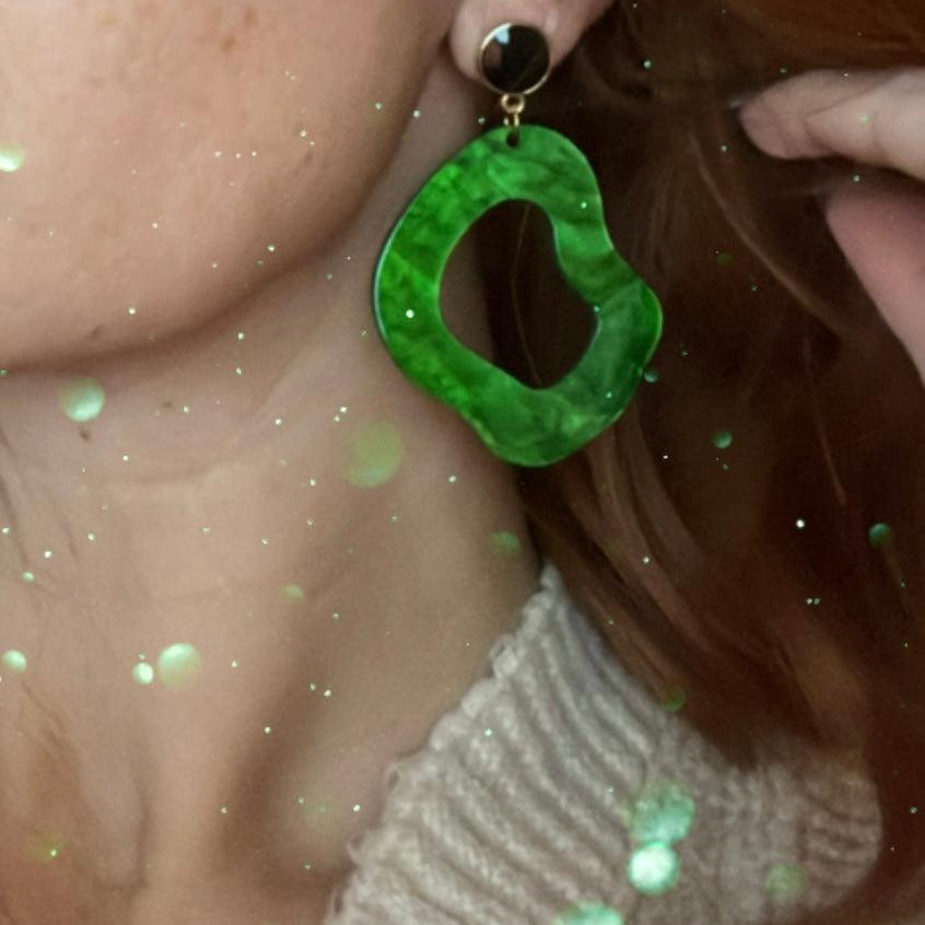 Boucles d’oreilles MAGDA résine vert lumineux - Créations Uniques - Créations Uniques