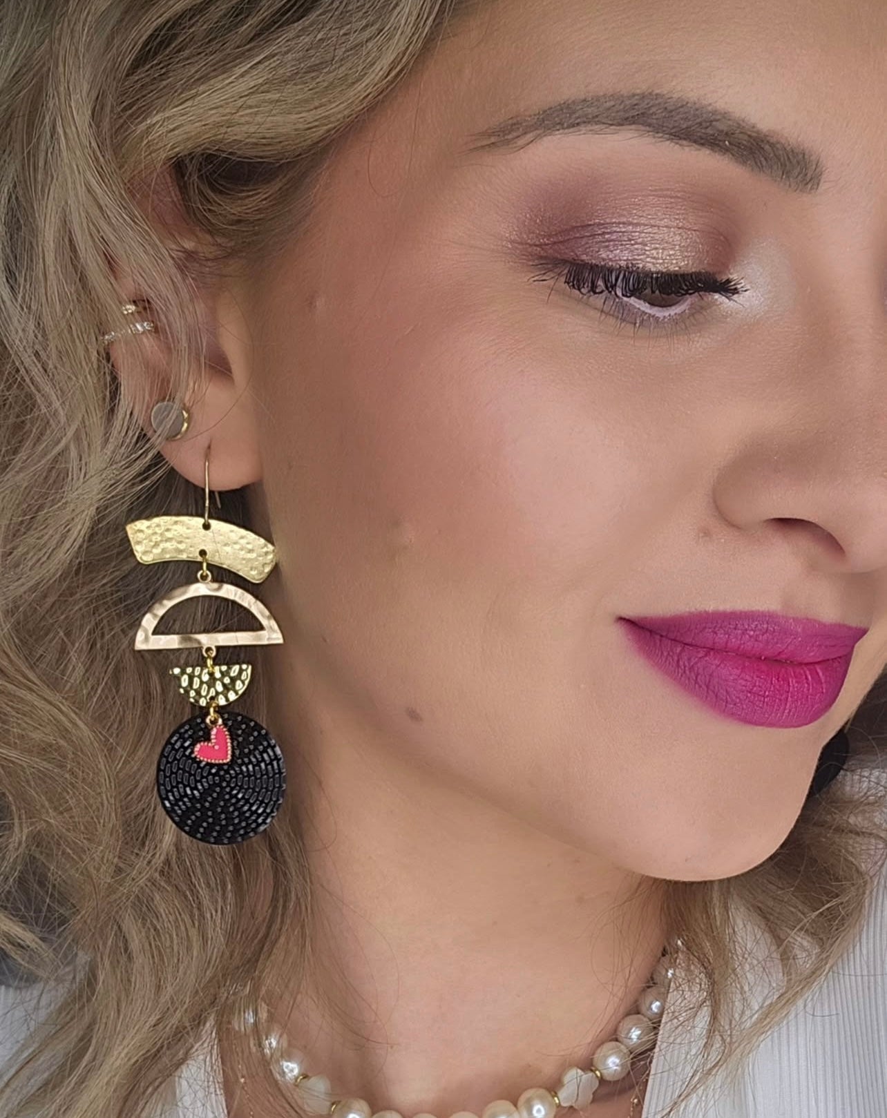 Boucles d’oreilles HORTENSE dorées asymétriques et disques noirs - Créations Uniques - Créations Uniques