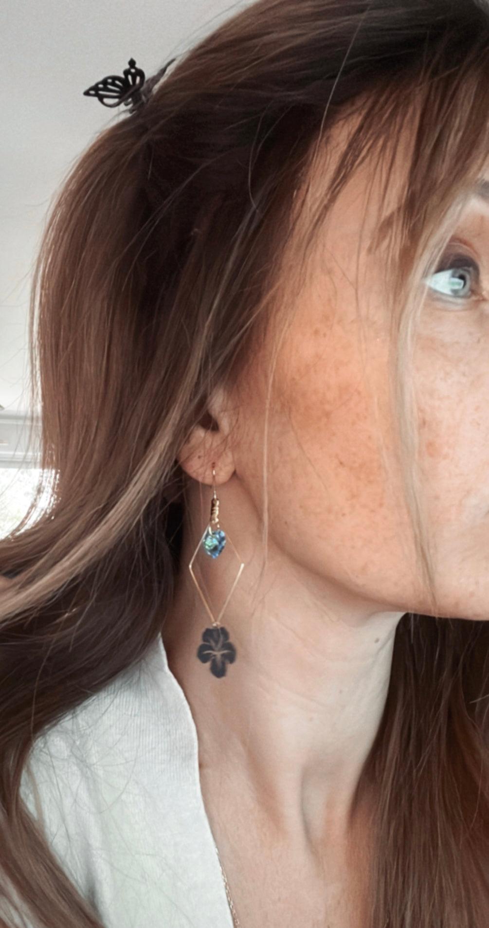 Boucles d’oreilles asymétriques NATACHA cœurs cristal aquamarine et fleurs hibiscus bleu - Créations Uniques - Créations Uniques