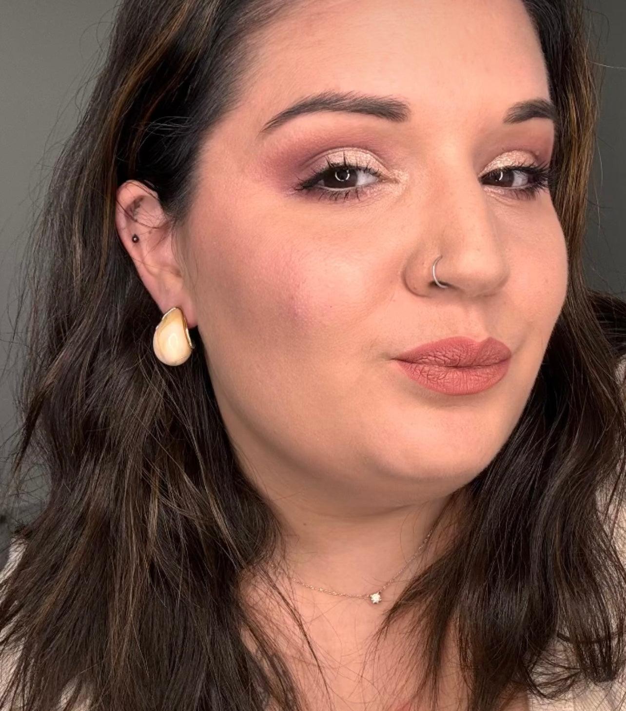 Boucles d’oreilles petites gouttes beiges DENISE - Créations Uniques