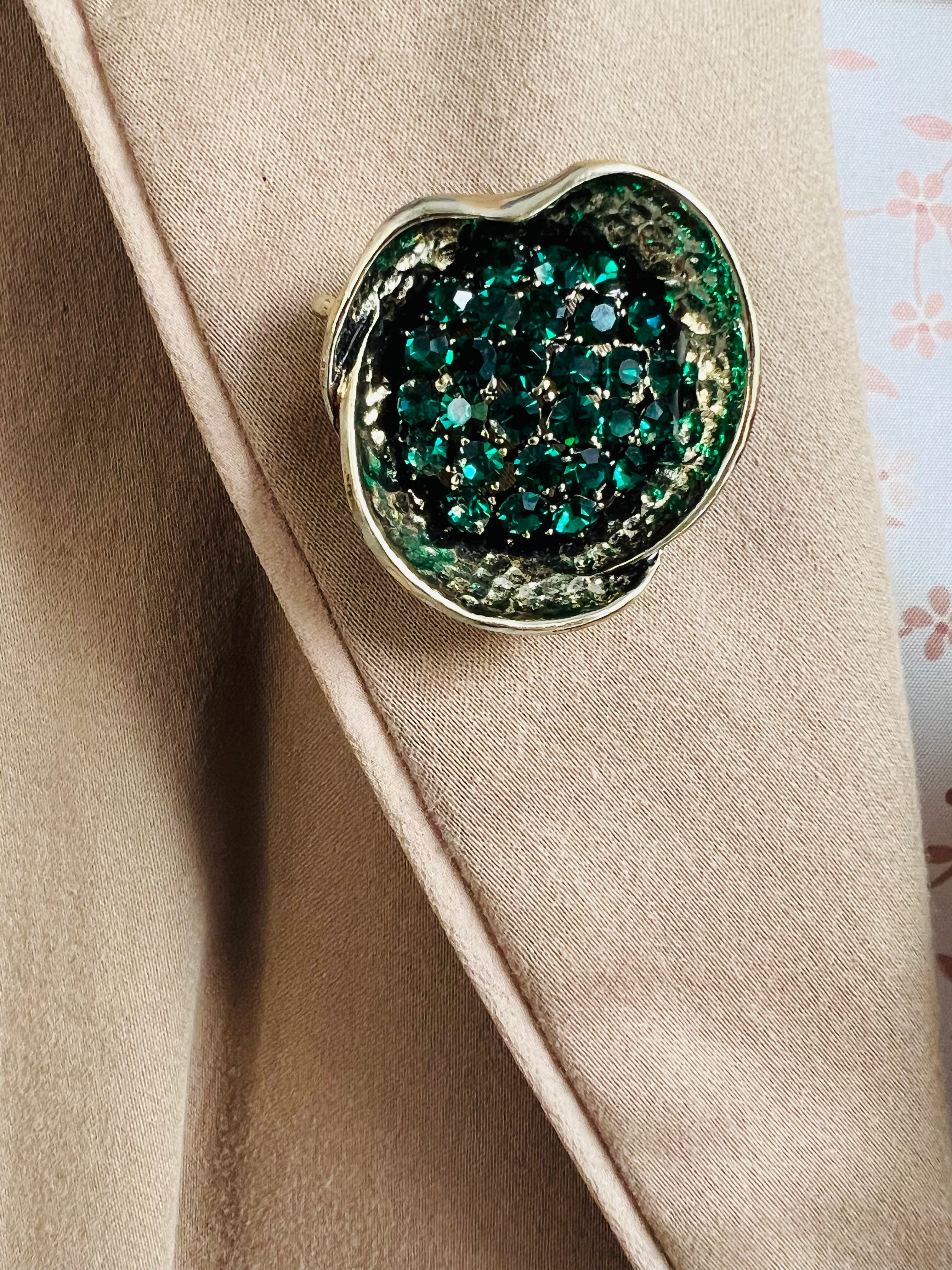 Broche dorée BETTINA style classique strass vert émeraude - Créations Uniques