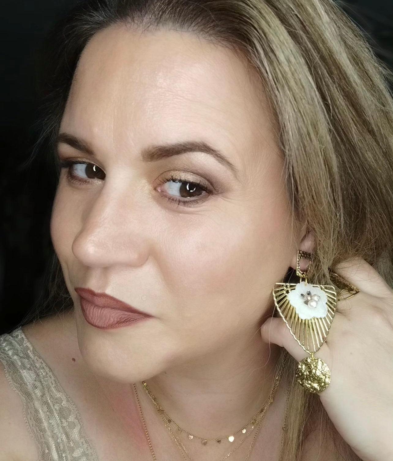 Boucles d’oreilles asymétriques dorées DOROTHY fleurs de nacre - Créations Uniques - Créations Uniques