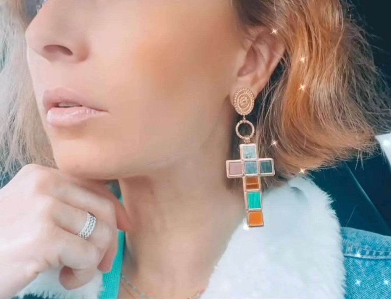 Boucles d’oreilles MIRANDA grandes croix carrés multicolores - Créations Uniques