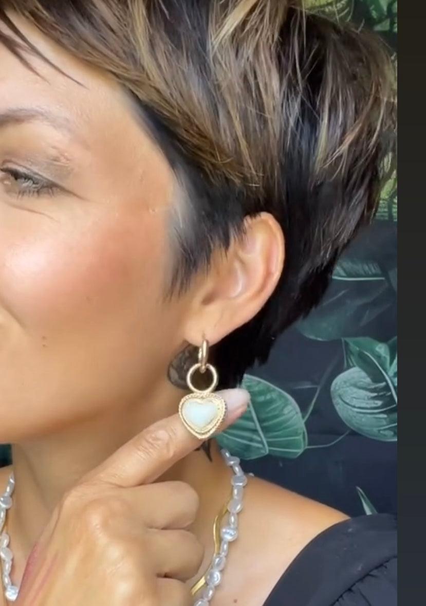 Boucles d’oreilles CHARISE cœurs bombés blancs attaches mini créoles - Créations Uniques