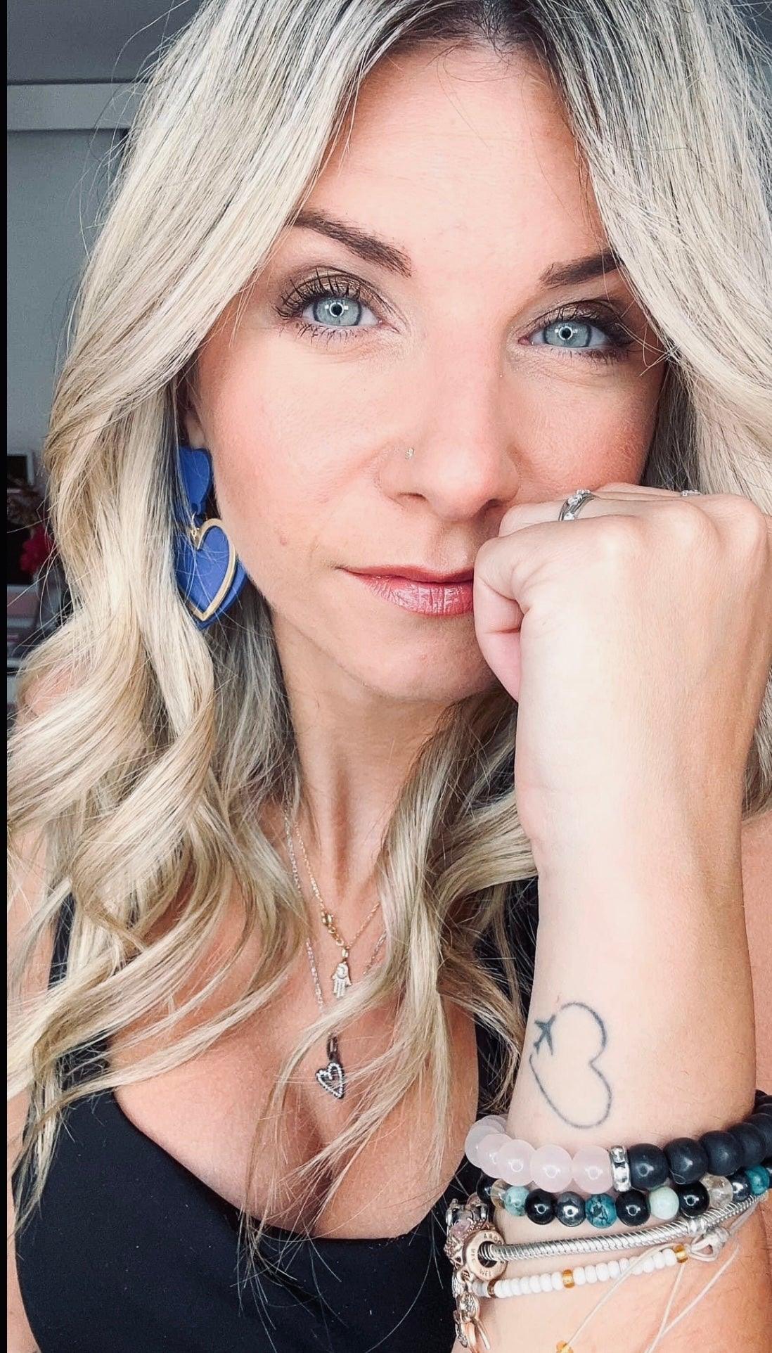 Boucles d’oreilles BROOKLYN cœurs bleu marine et dorés - Créations Uniques - Créations Uniques