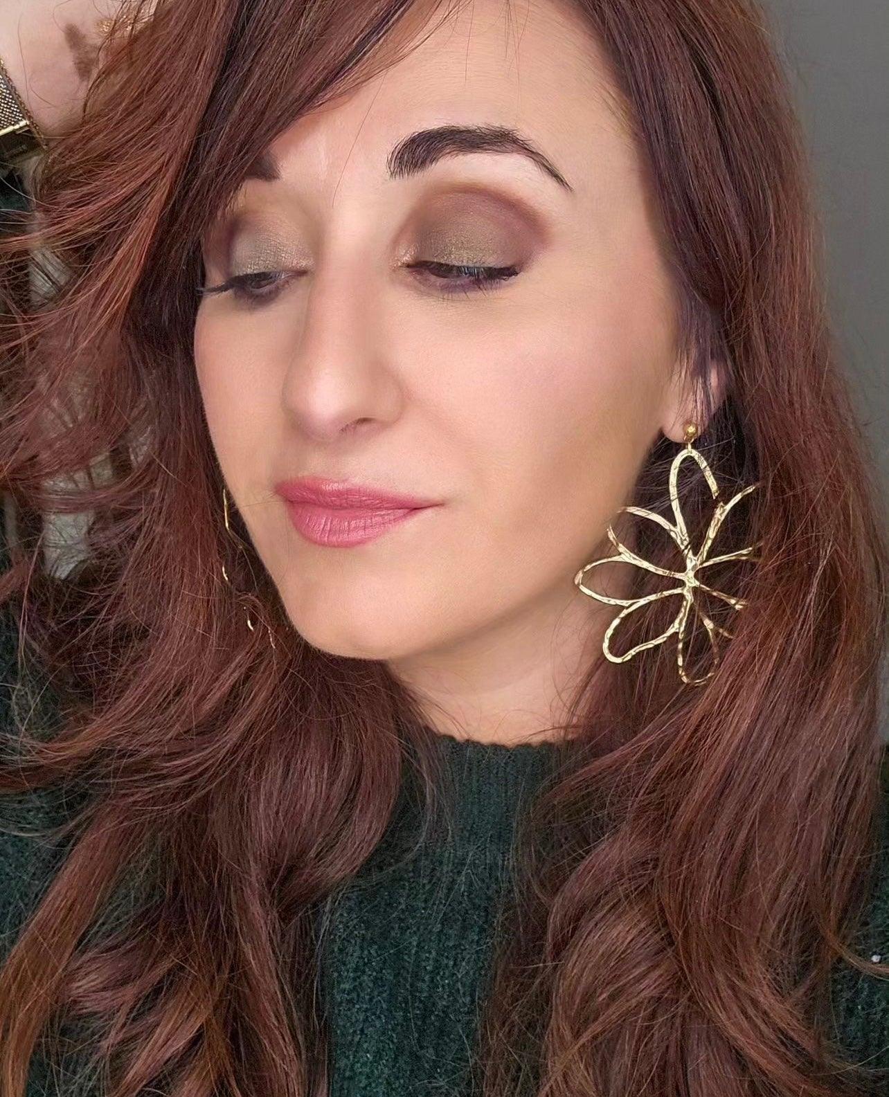 Boucles d’oreilles KENDRA grande fleur dorée - Créations Uniques