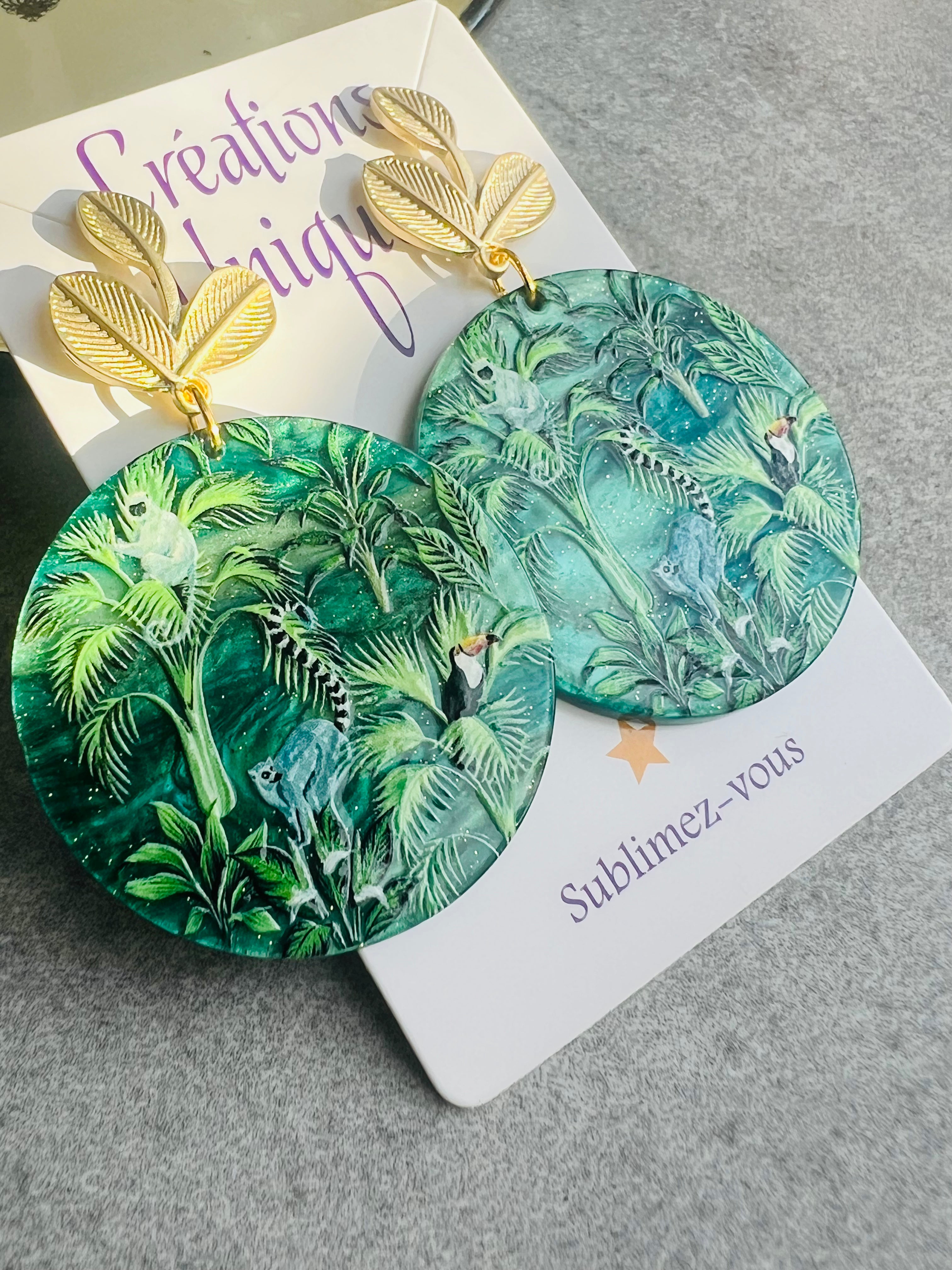 Boucles d’oreilles TRACY résine verte motif jungle et singes - Créations Uniques - Créations Uniques