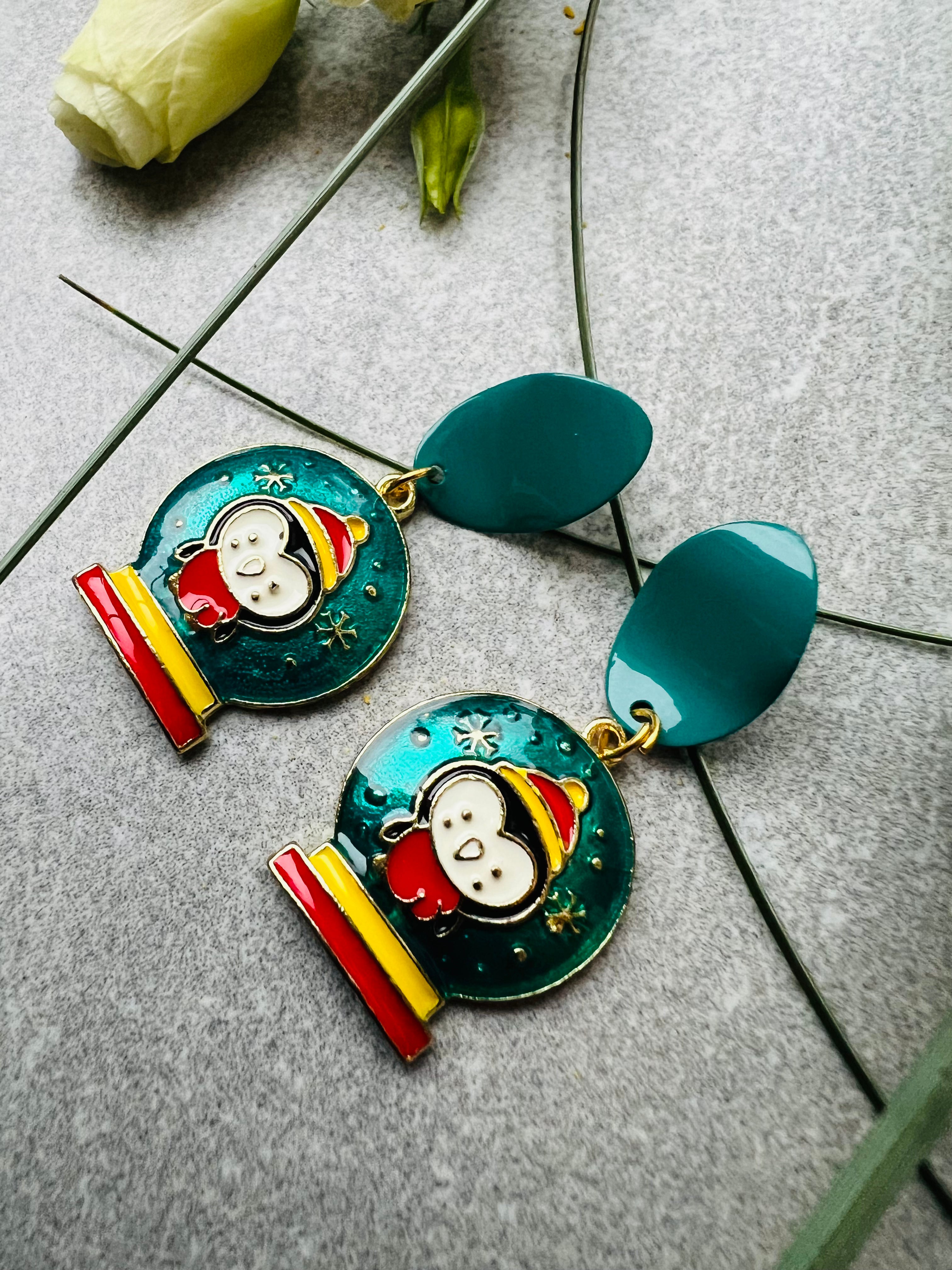 Boucles d’oreilles Pingouins Noël fond turquoise - Créations Uniques - Créations Uniques