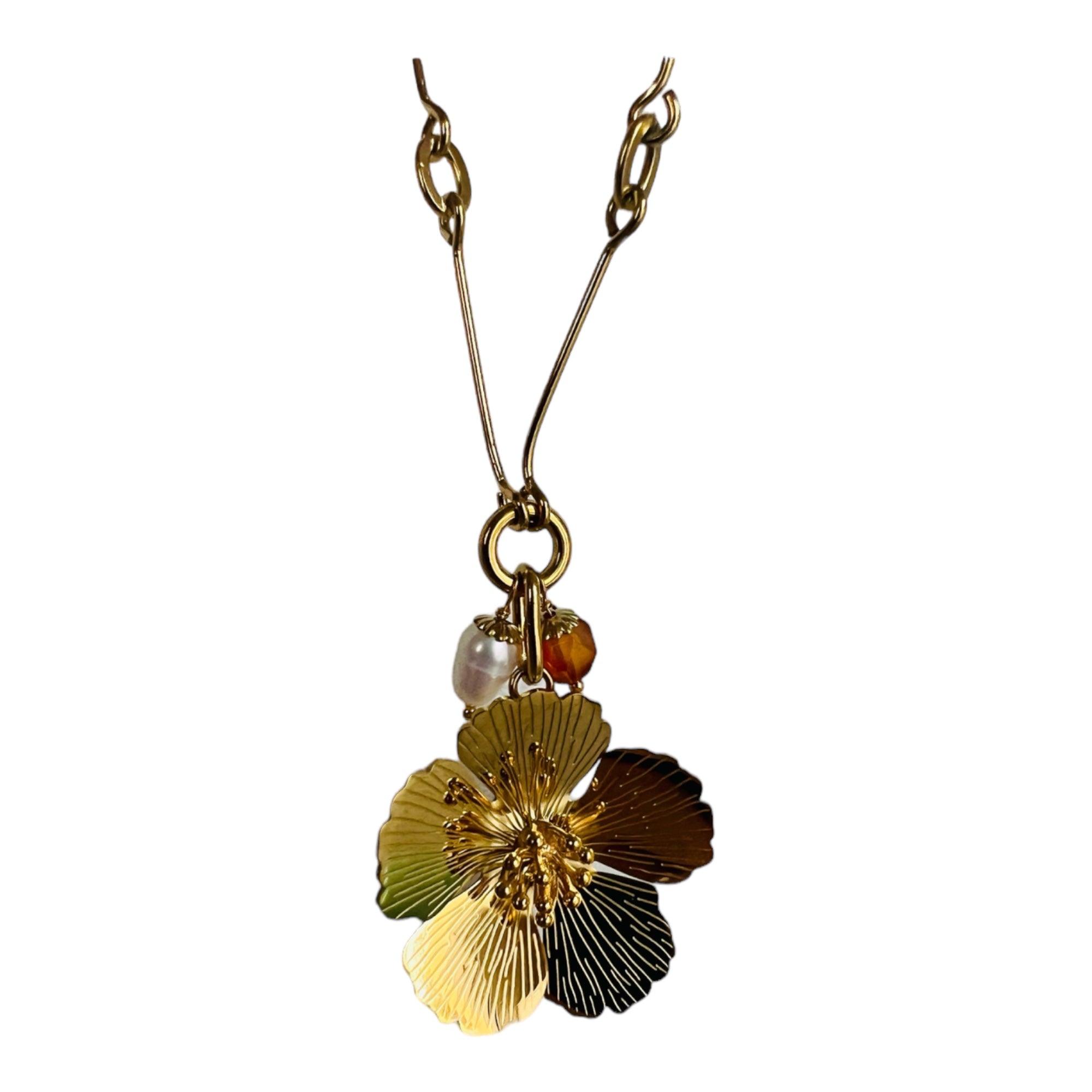 Collier MARILOU sautoir pendentif fleur dorée, perles blanc nacré - Créations Uniques
