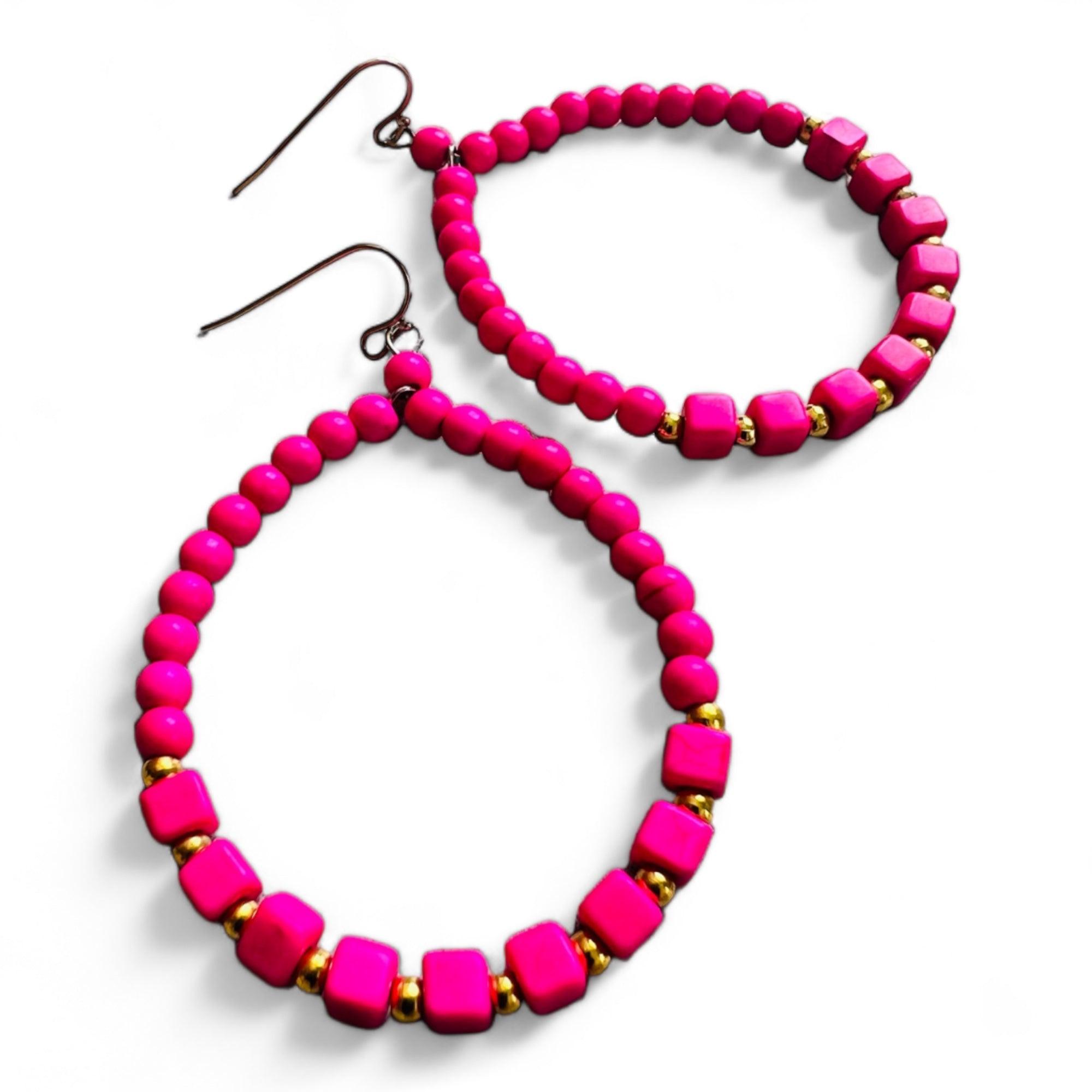 Boucles d’oreilles MAÏLYS perles rondes et cubes rose flashy - Créations Uniques - Créations Uniques