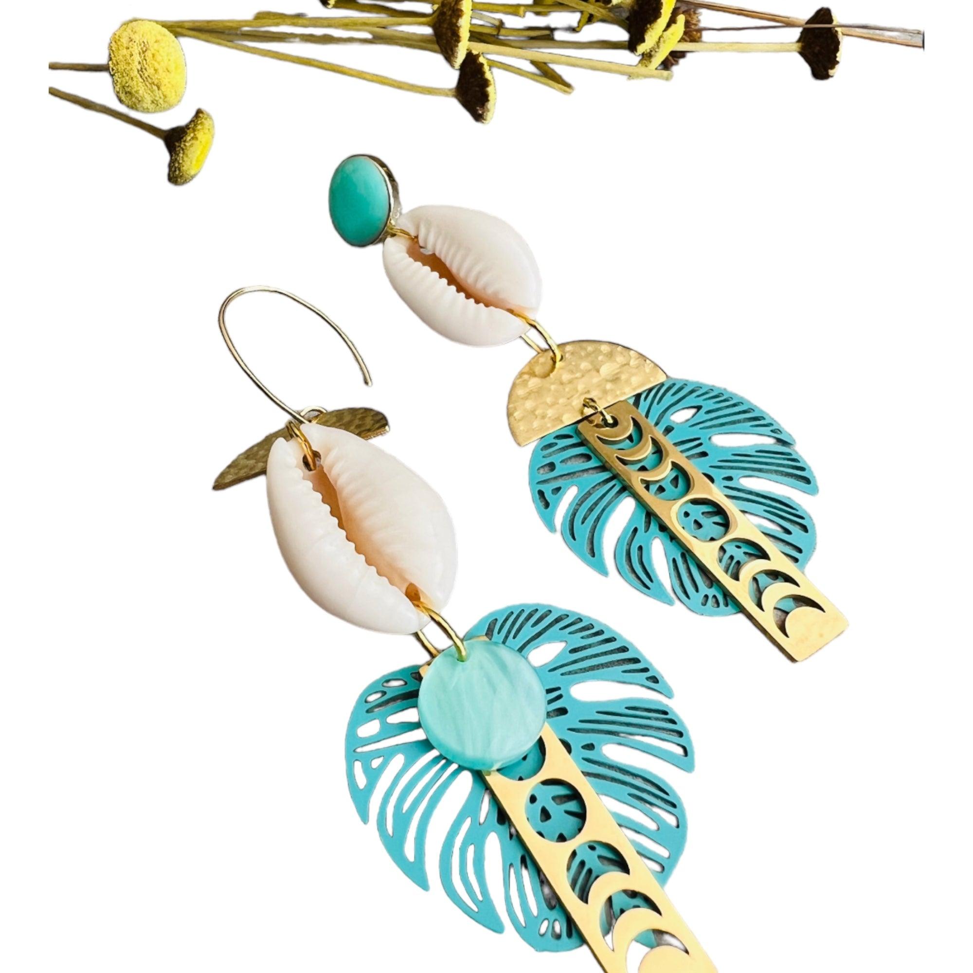 Boucles d’oreilles asymétriques feuilles turquoises et grain de café SHERYLAINE - Créations Uniques