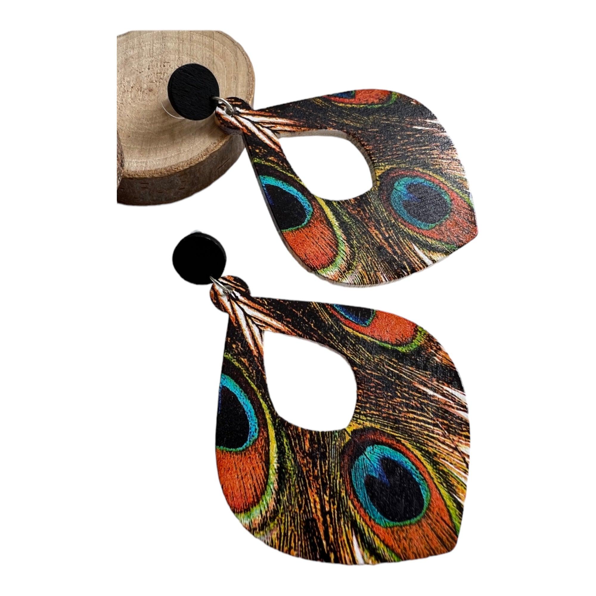 Boucles d’oreilles MADINA gouttes bois motif plumes paons - Créations Uniques