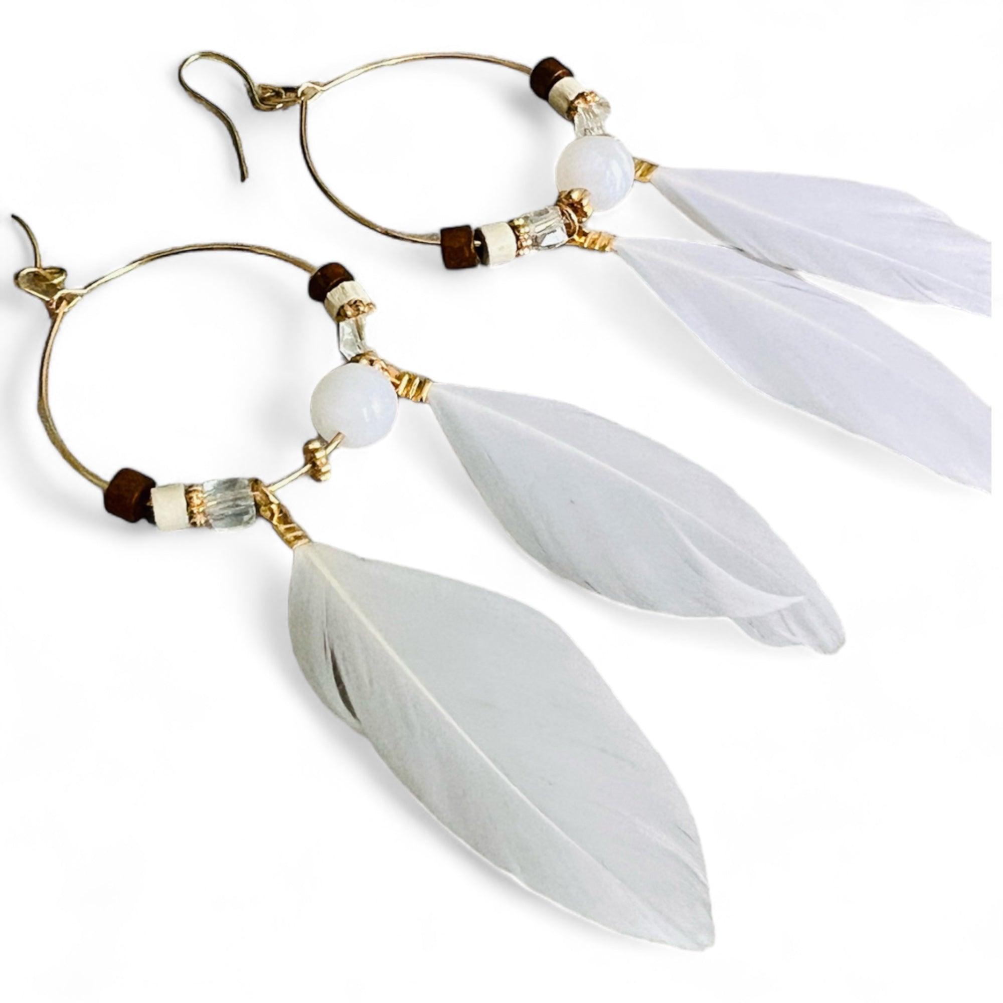 Boucles d’oreilles CAILEE perles et plumes blanches - Créations Uniques - Créations Uniques