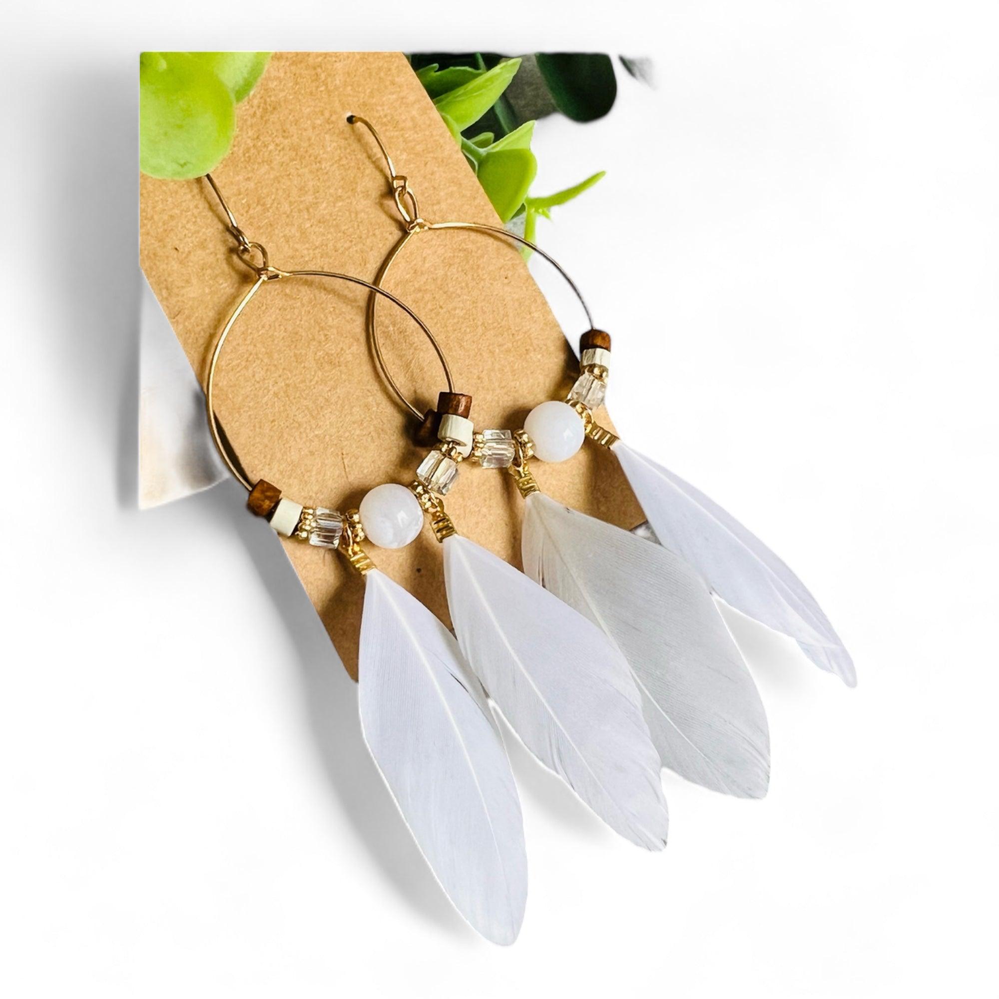 Boucles d’oreilles CAILEE perles et plumes blanches - Créations Uniques - Créations Uniques