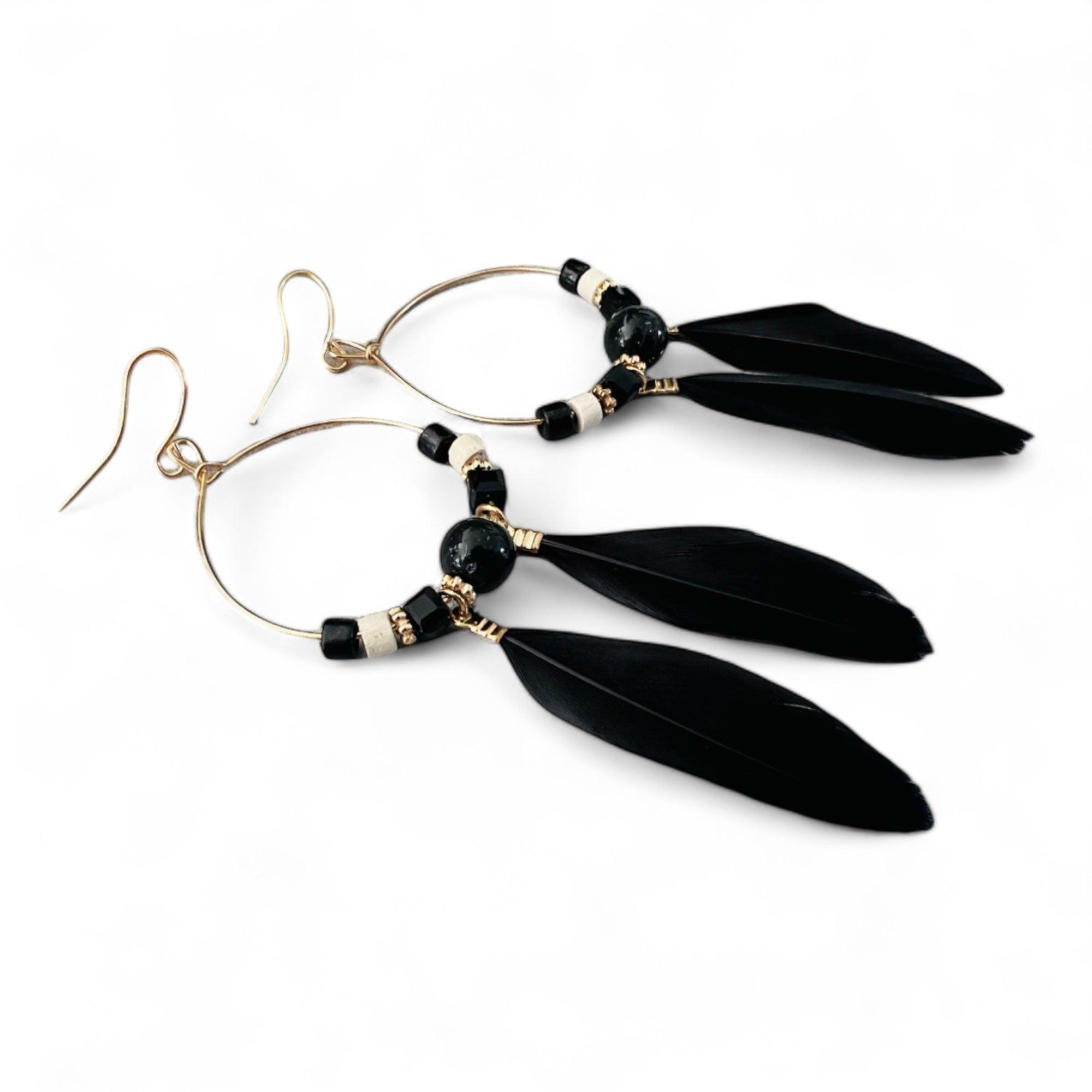 Boucles d’oreilles CAILEE perles et plumes noires - Créations Uniques - Créations Uniques