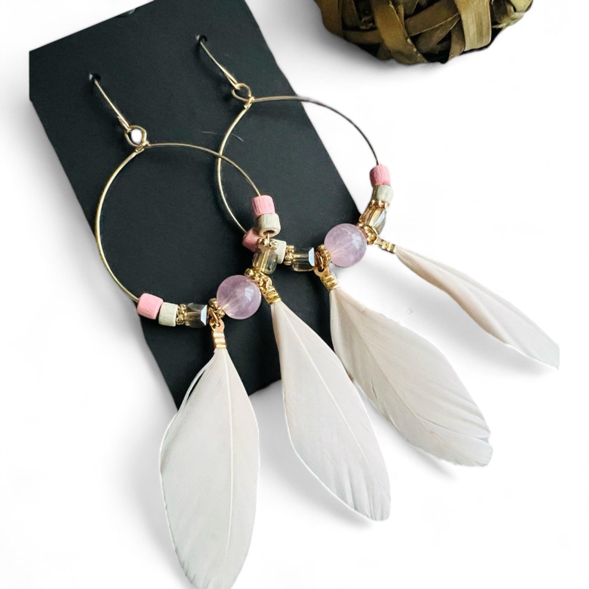 Boucles d’oreilles CAILEE perles et plumes rose pale - Créations Uniques - Créations Uniques