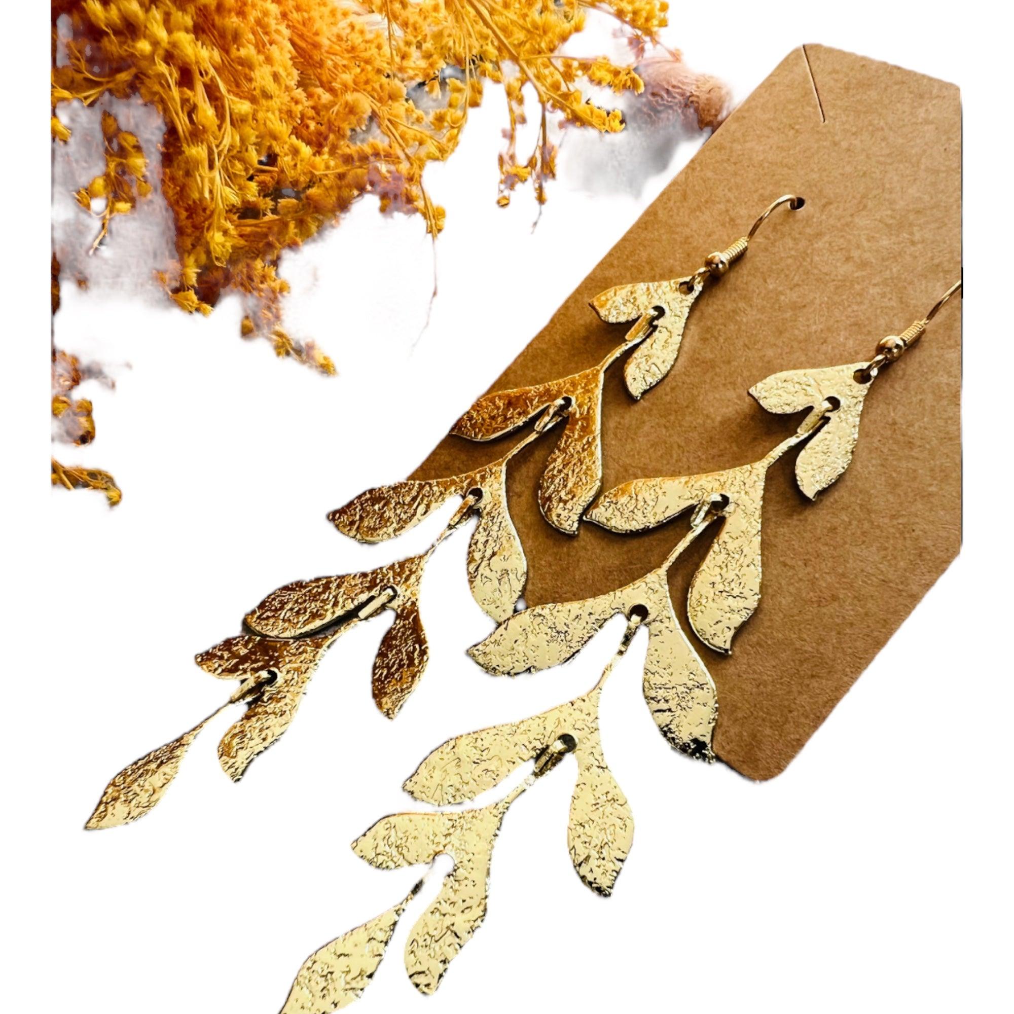 Boucles d’oreilles CAROLE longues et légères feuillage doré - Créations Uniques