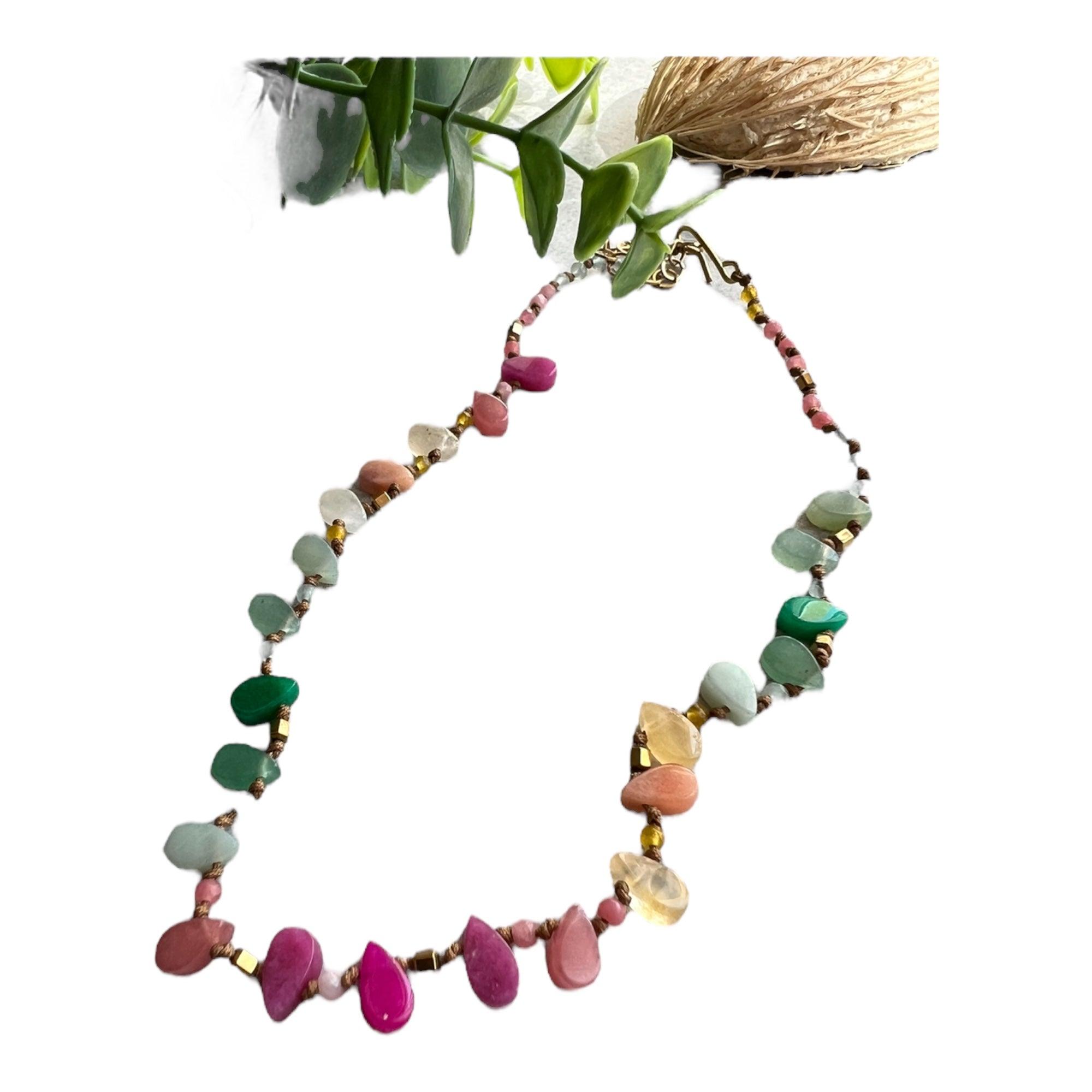 Collier BARBADE ras de cou asymétrique perles en gouttes multicolores - Créations Uniques
