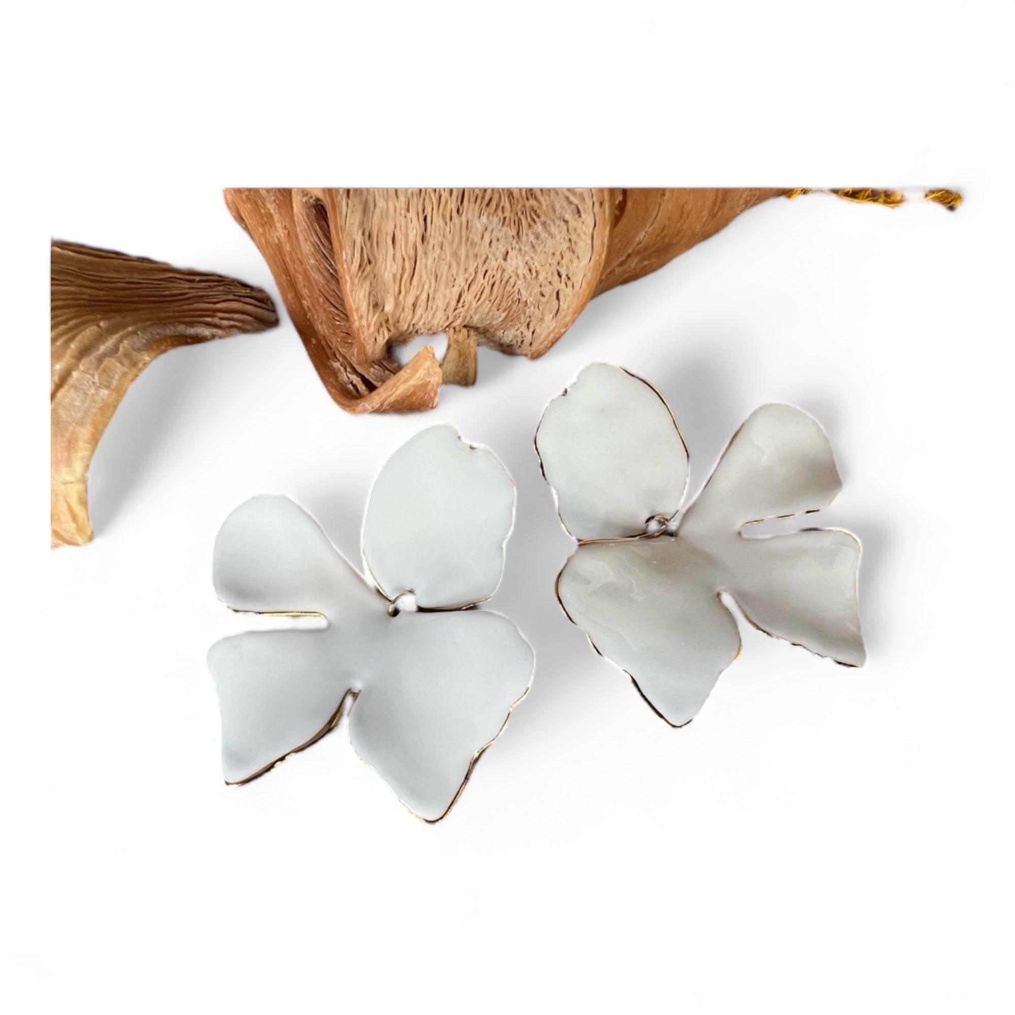 Boucles d’oreilles GEORGINA feuilles blanches - Créations Uniques