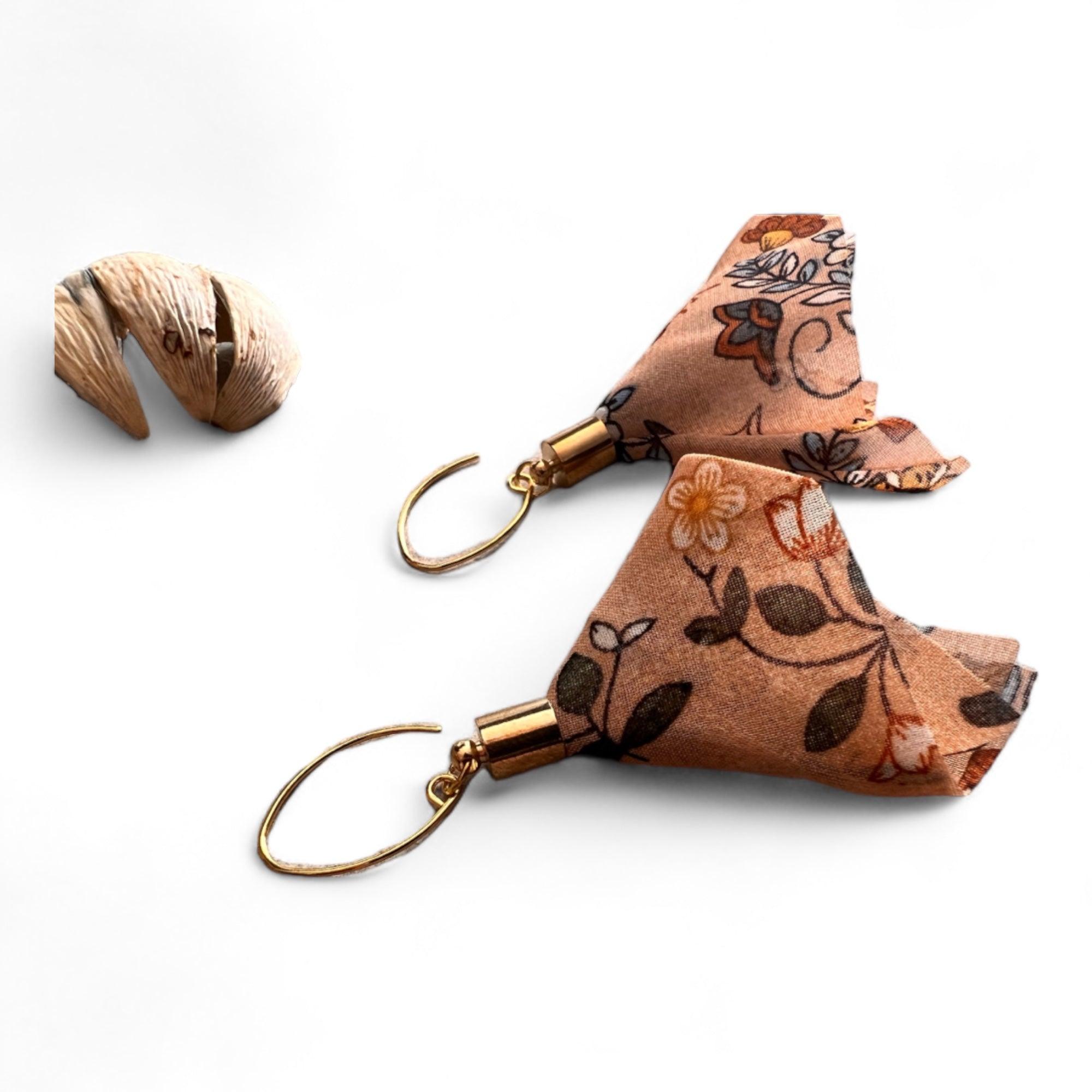 Boucles d’oreilles LOURDES tissu beige motif fleuri - Créations Uniques - Créations Uniques