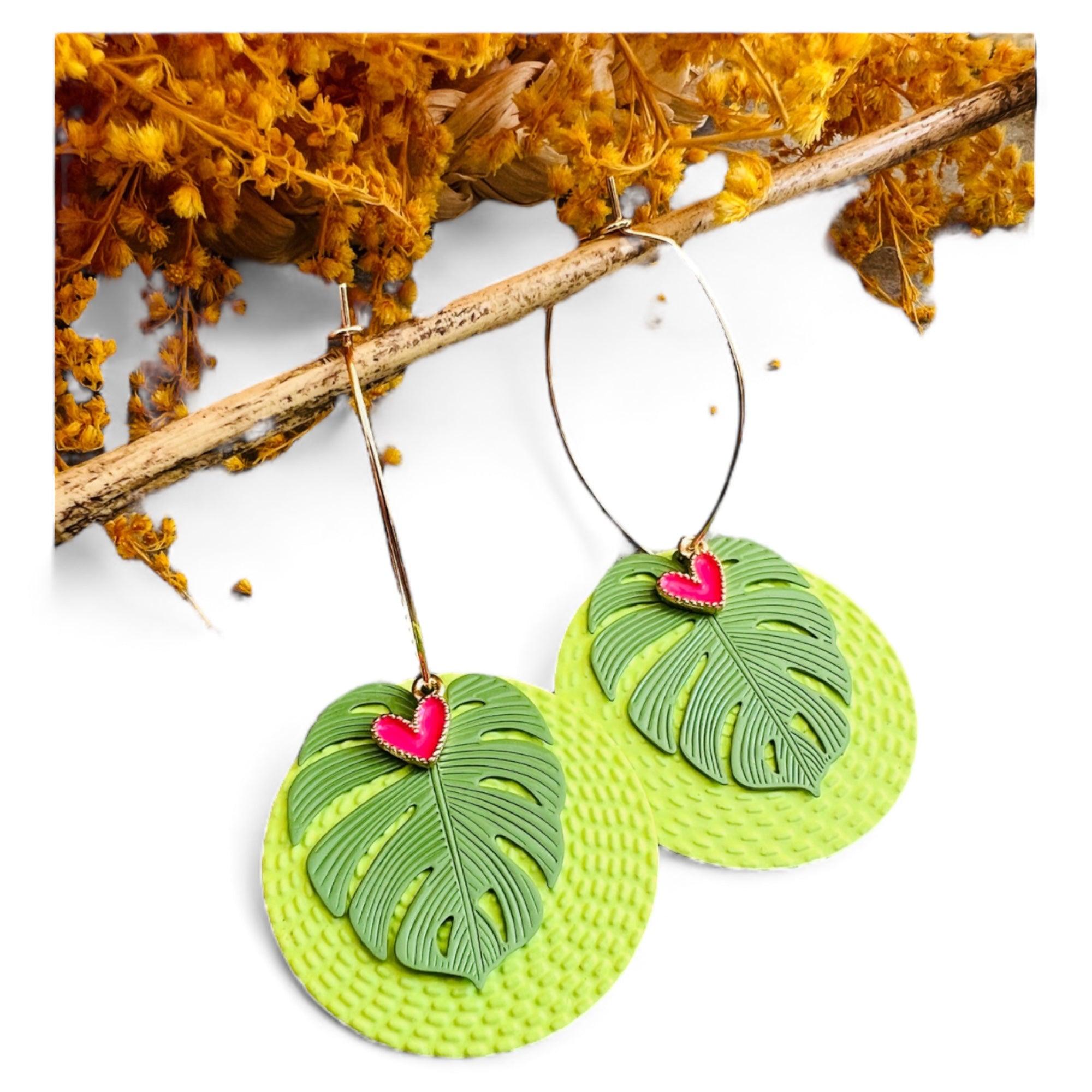 Boucles d’oreilles LOU-AGATHE feuilles tropicales vertes touche de fluo - Créations Uniques - Créations Uniques