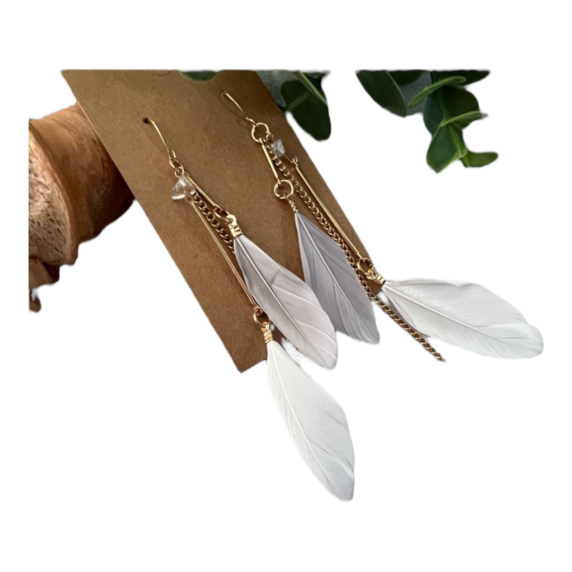 Boucles d’oreilles ANAÏS longues plumes blanches et grises - Créations Uniques - Créations Uniques