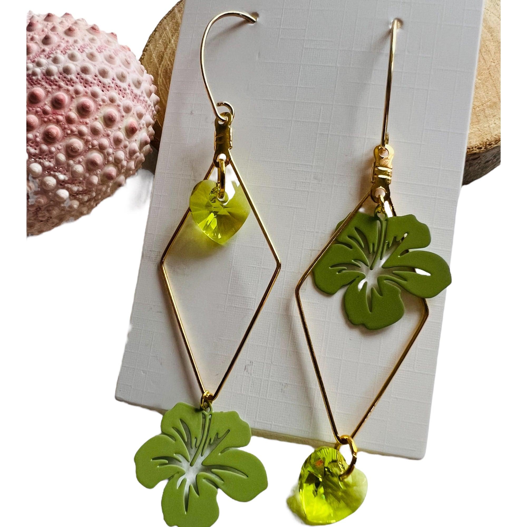 Boucles d’oreilles asymétriques ELISABETE cœurs cristal citrus et fleurs hibiscus - Créations Uniques - Créations Uniques
