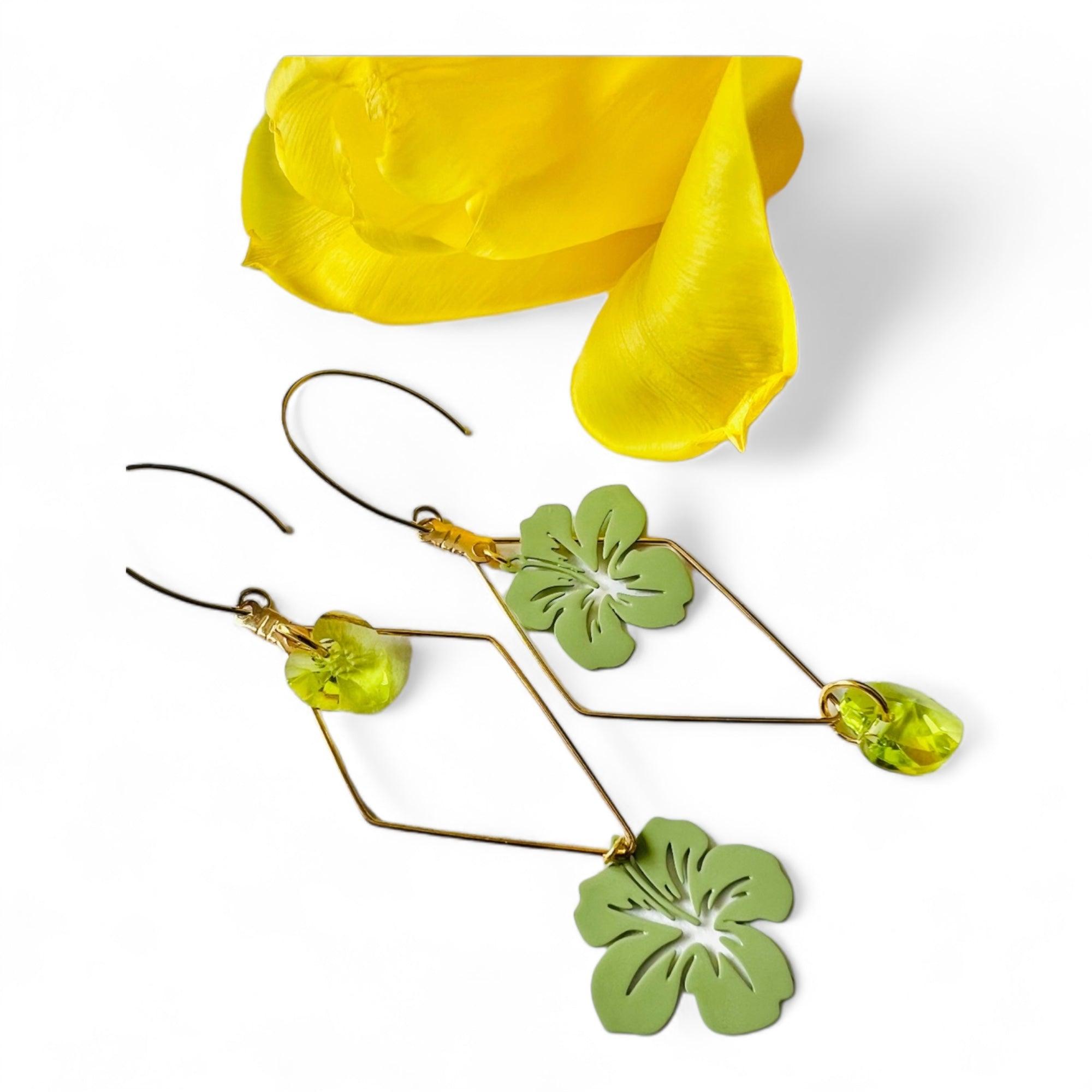 Boucles d’oreilles asymétriques ELISABETE cœurs cristal citrus et fleurs hibiscus - Créations Uniques - Créations Uniques