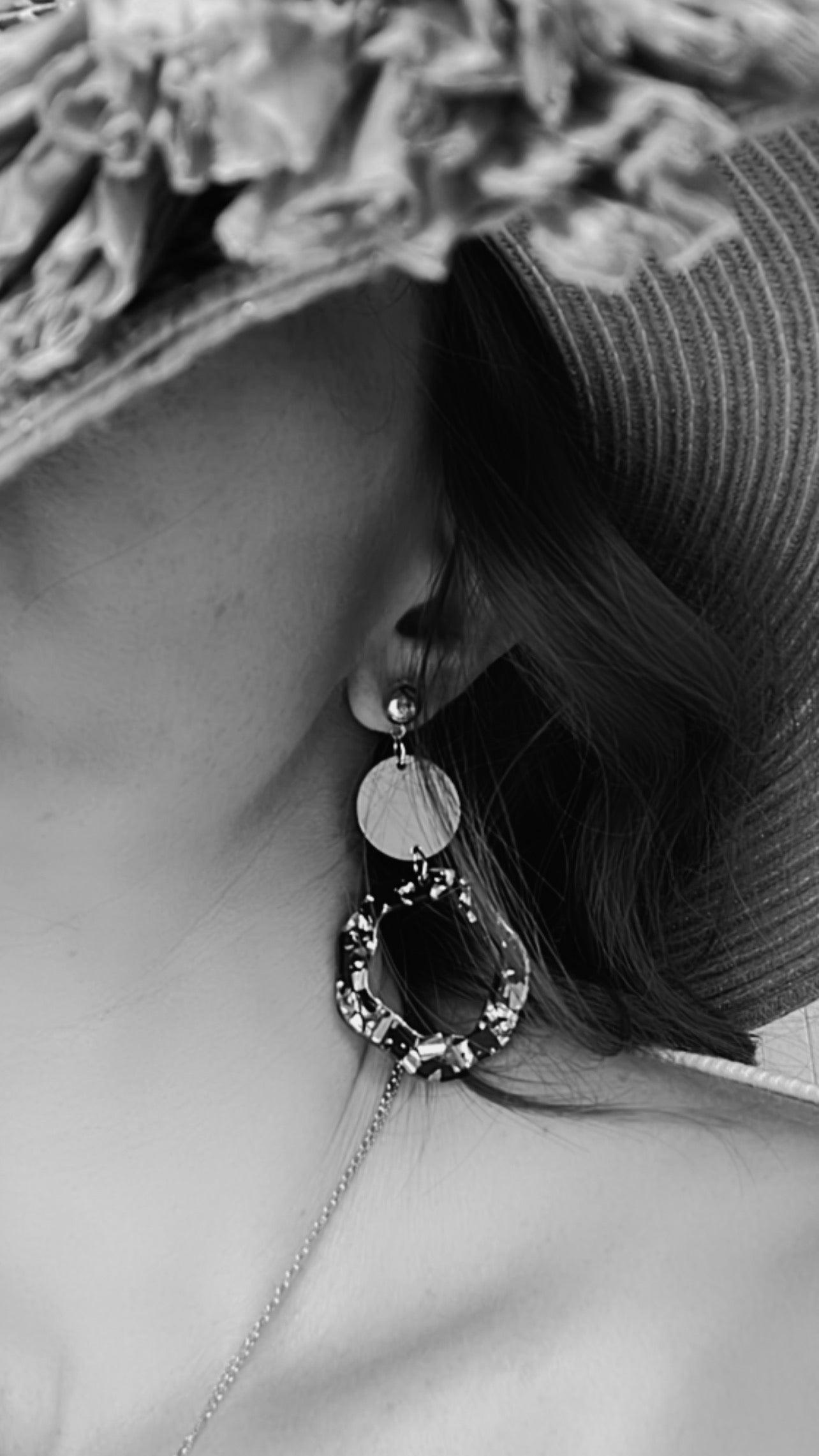 Boucles d’oreilles MEG résine noir et argenté - Créations Uniques - Créations Uniques