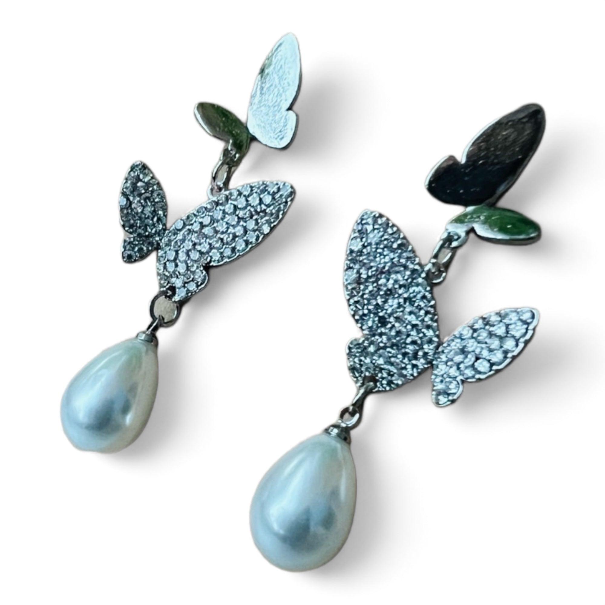 Boucles d’oreilles CATHIA papillons argentés, strass et gouttes perles - Créations Uniques