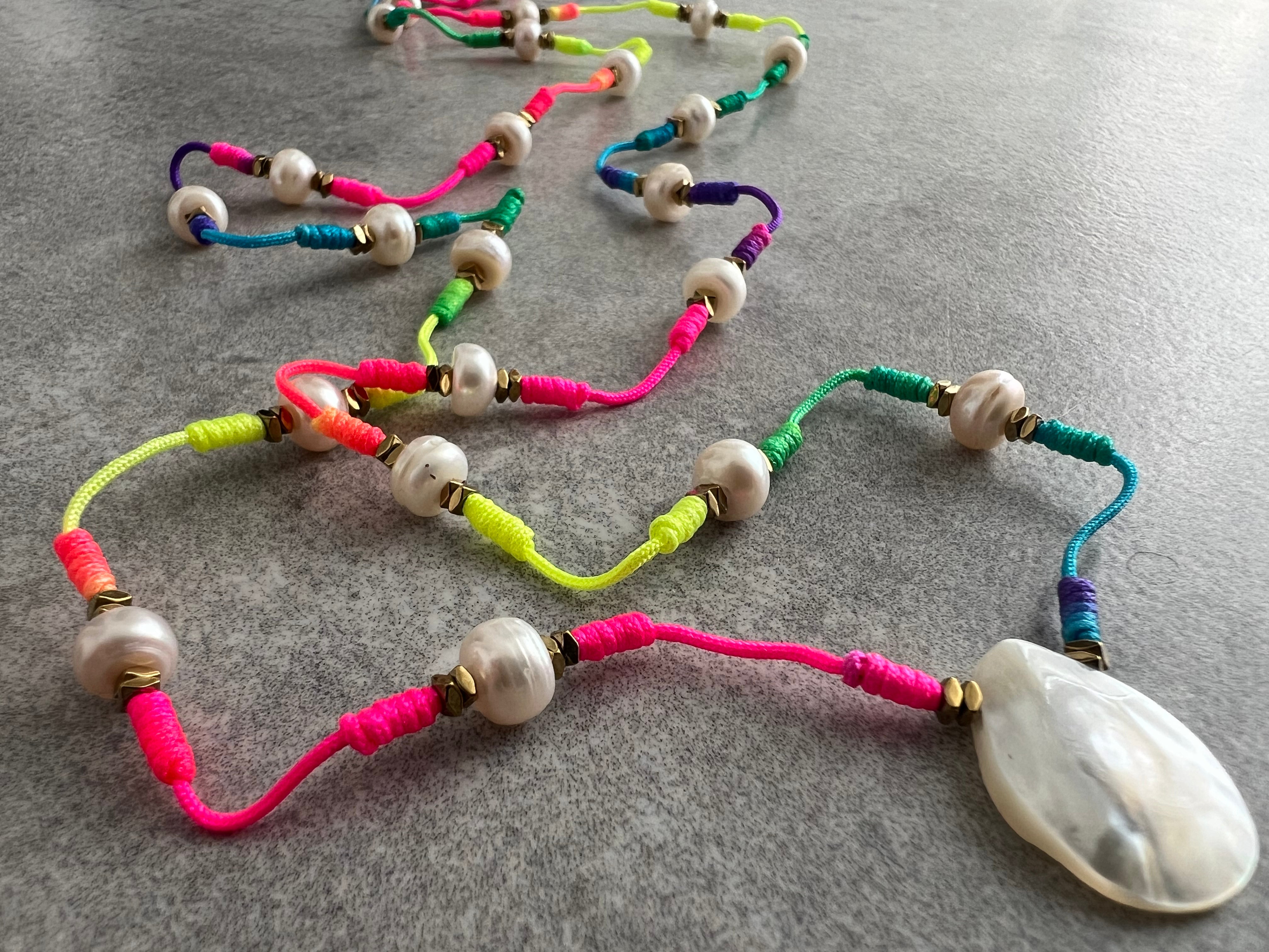 Collier HONSHU fluo et perles blanc nacré - Créations Uniques