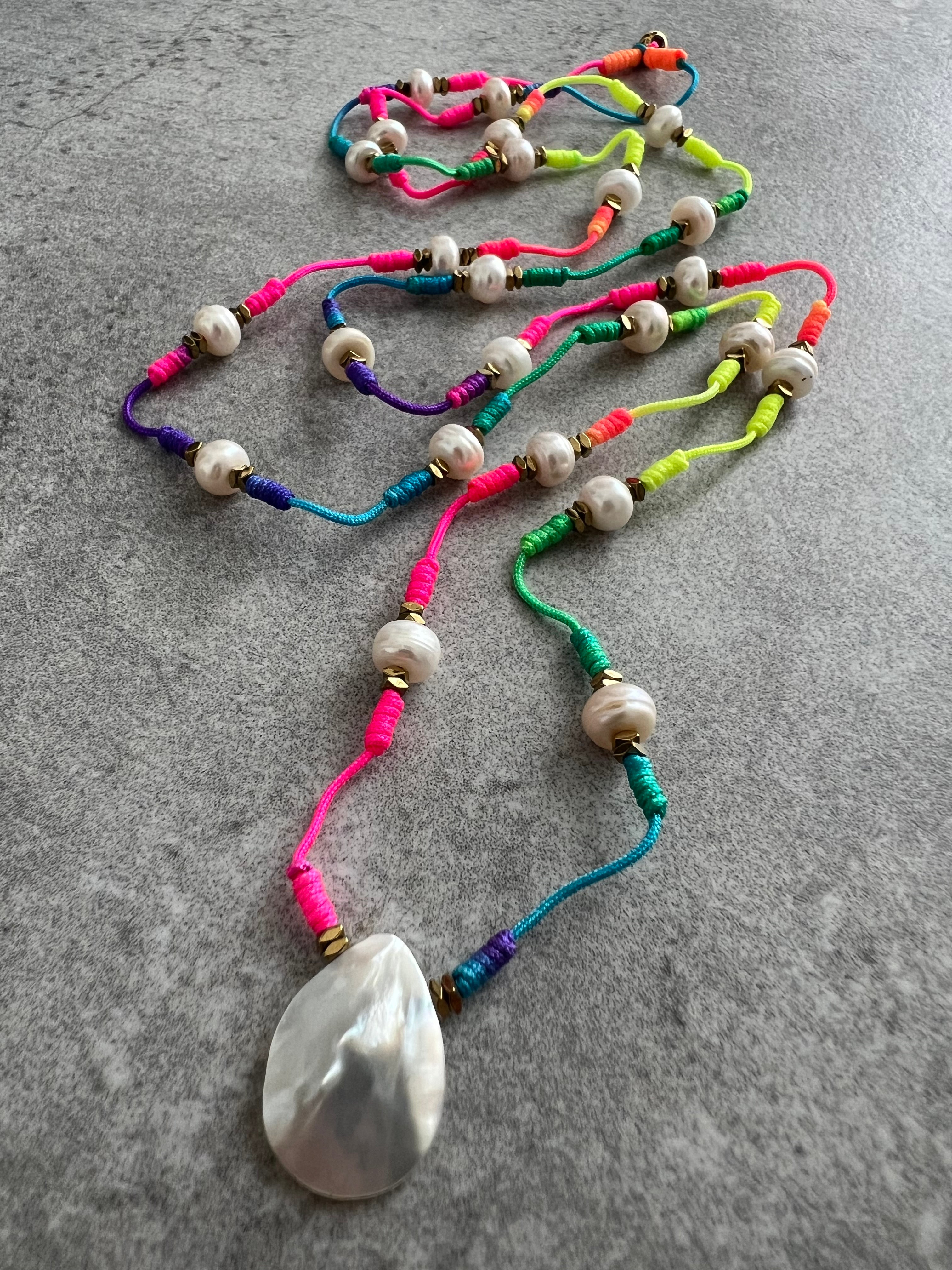 Collier HONSHU fluo et perles blanc nacré - Créations Uniques