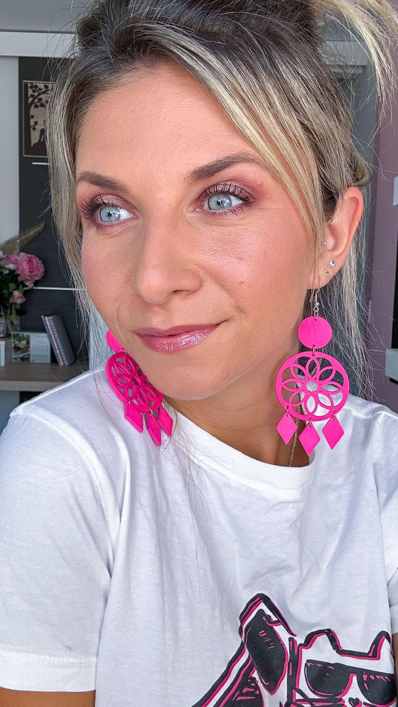 Boucles d’oreilles LILOU attrape-rêves bois rose fluo - Créations Uniques