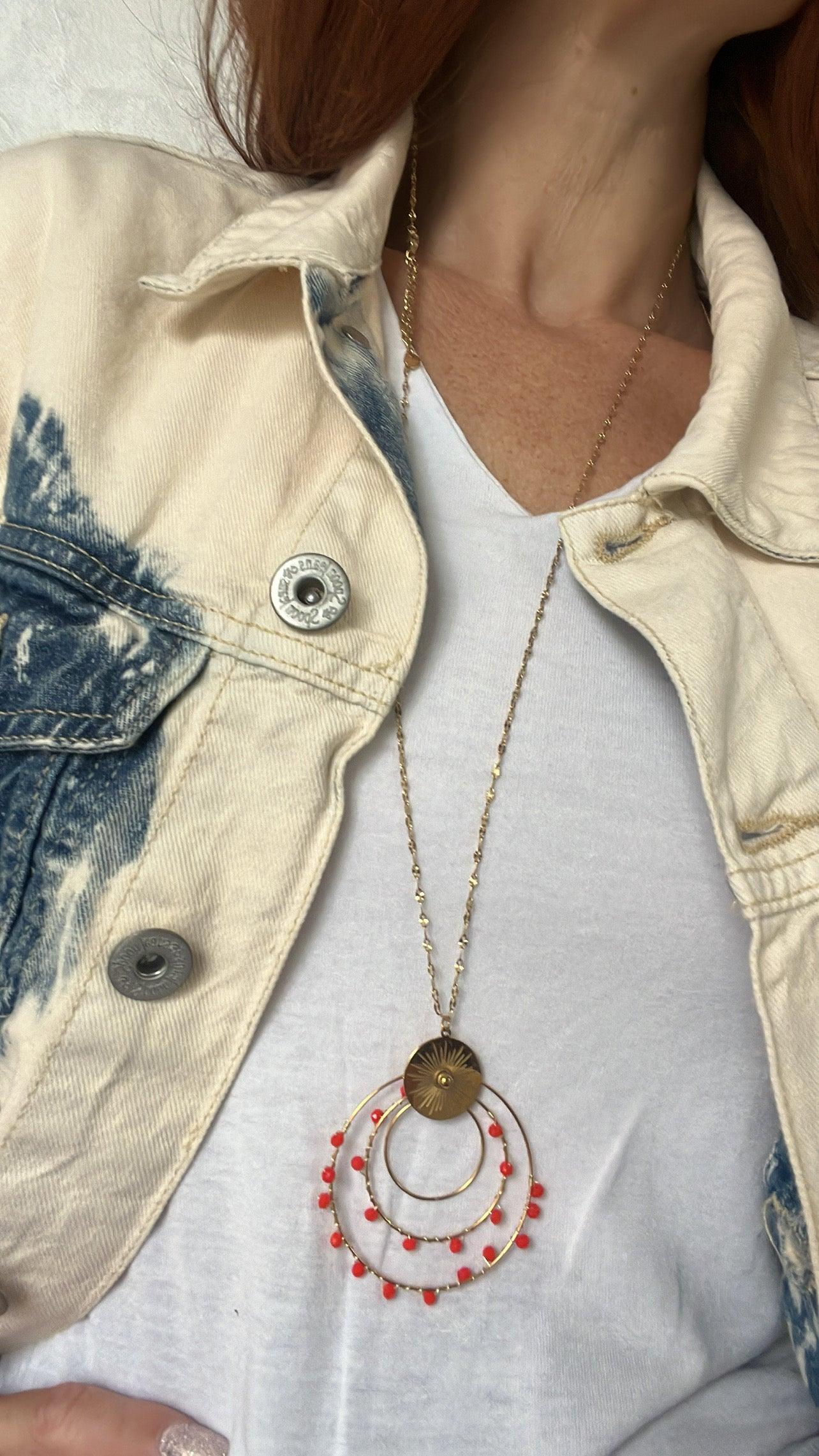 Collier BERTHE pendentif anneaux décorés de perles orange flashy . - Créations Uniques