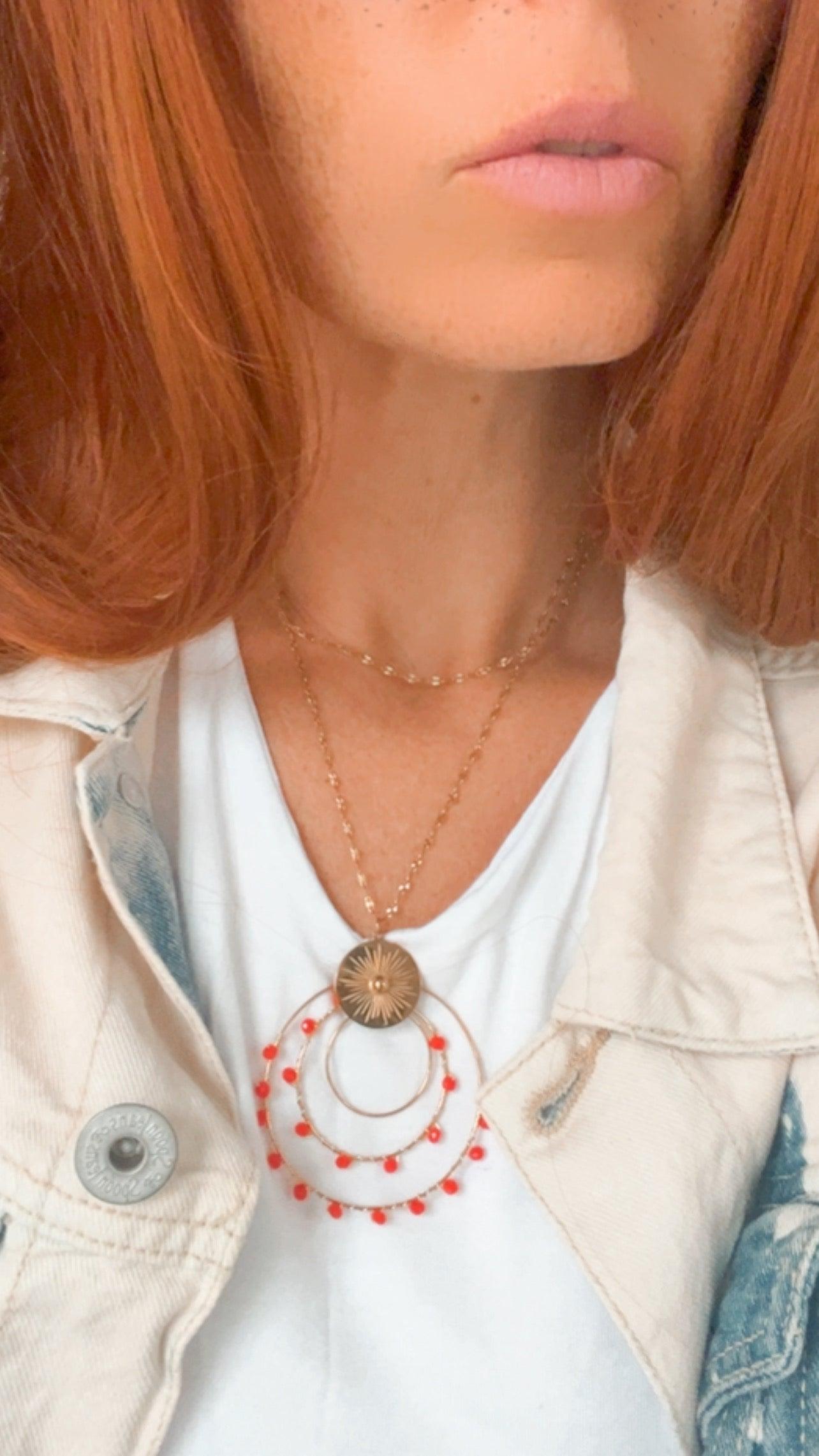 Collier BERTHE pendentif anneaux décorés de perles orange flashy . - Créations Uniques