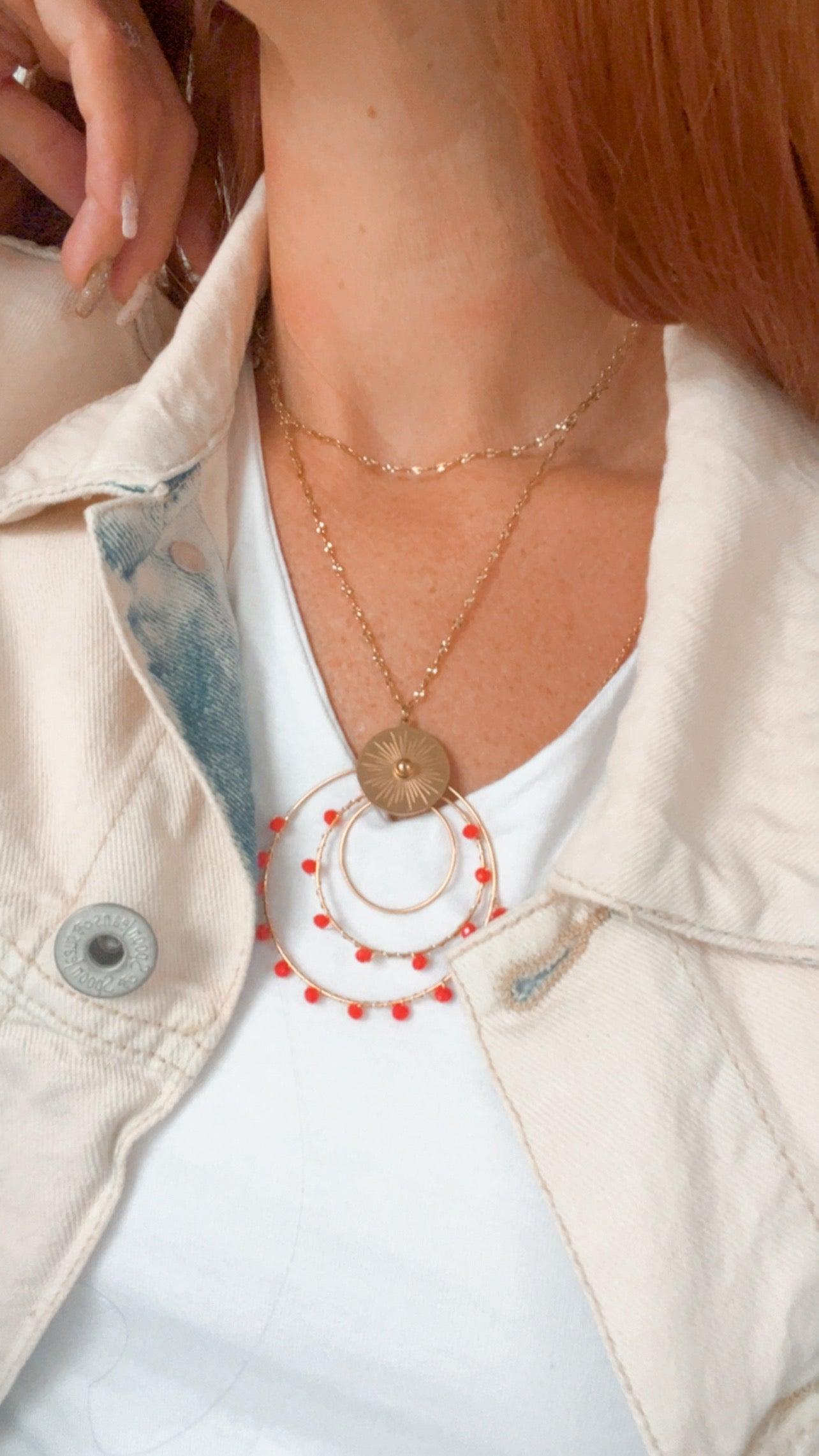 Collier BERTHE pendentif anneaux décorés de perles orange flashy . - Créations Uniques