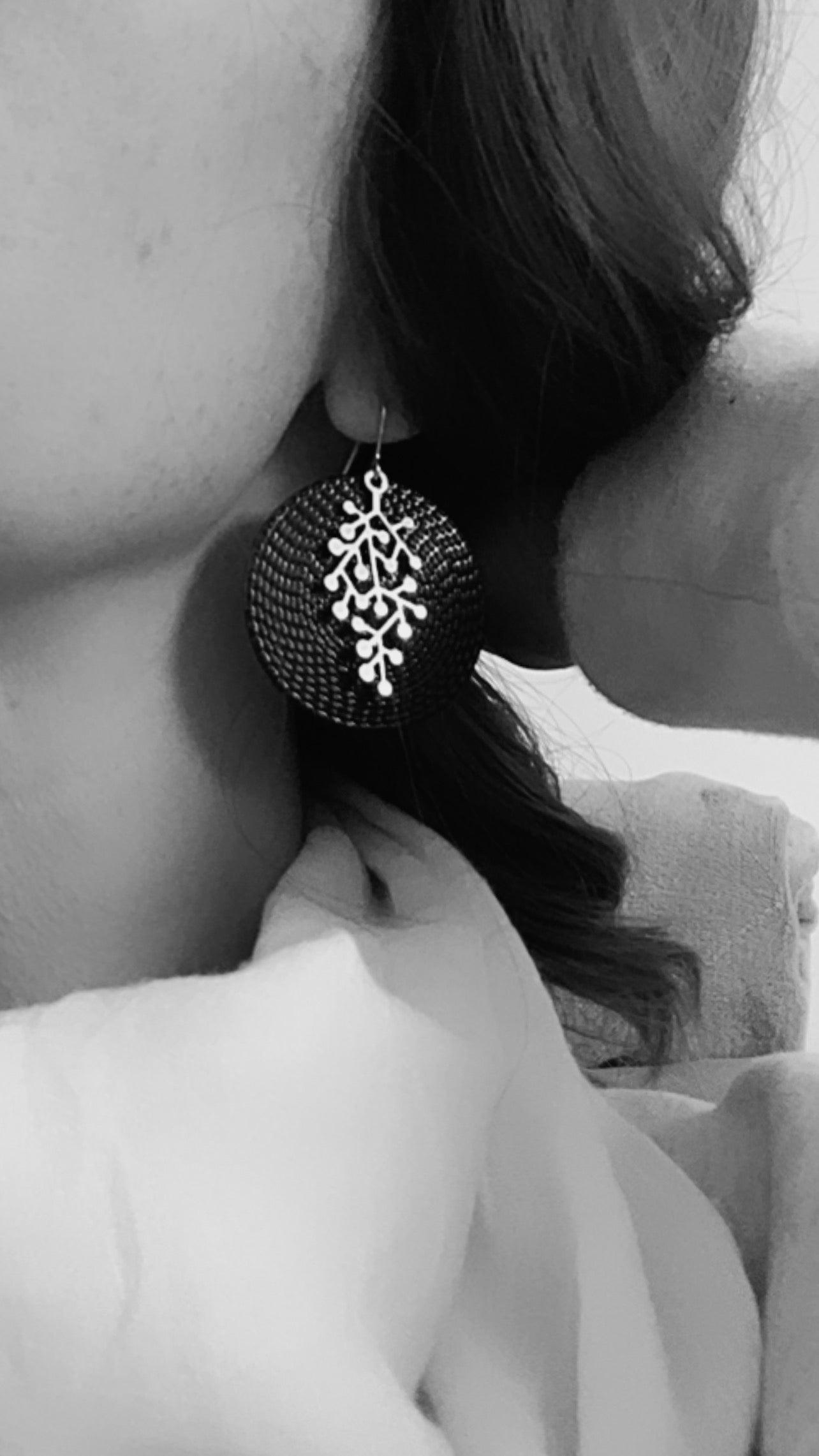 Boucles d’oreilles ELINA disques noirs et feuillage doré - Créations Uniques - Créations Uniques