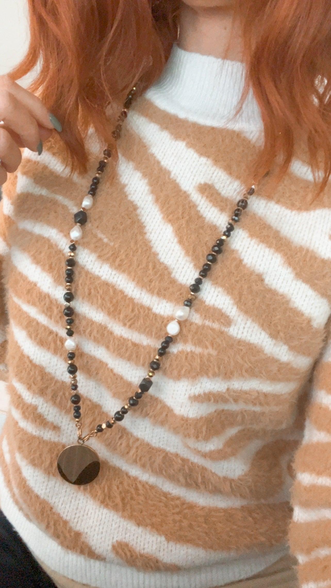 Collier sautoir CAROL ANNE perles noires et pendentif doré - Créations Uniques