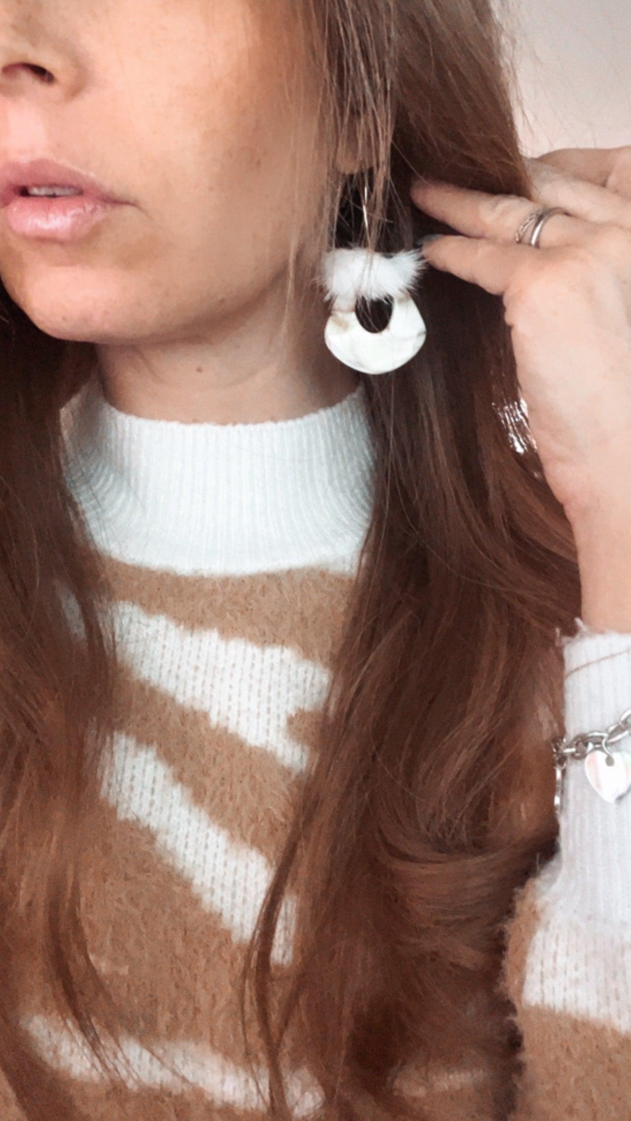 Boucles d’oreilles CALLEIGH résine beige et pampilles douce blanche - Créations Uniques - Créations Uniques