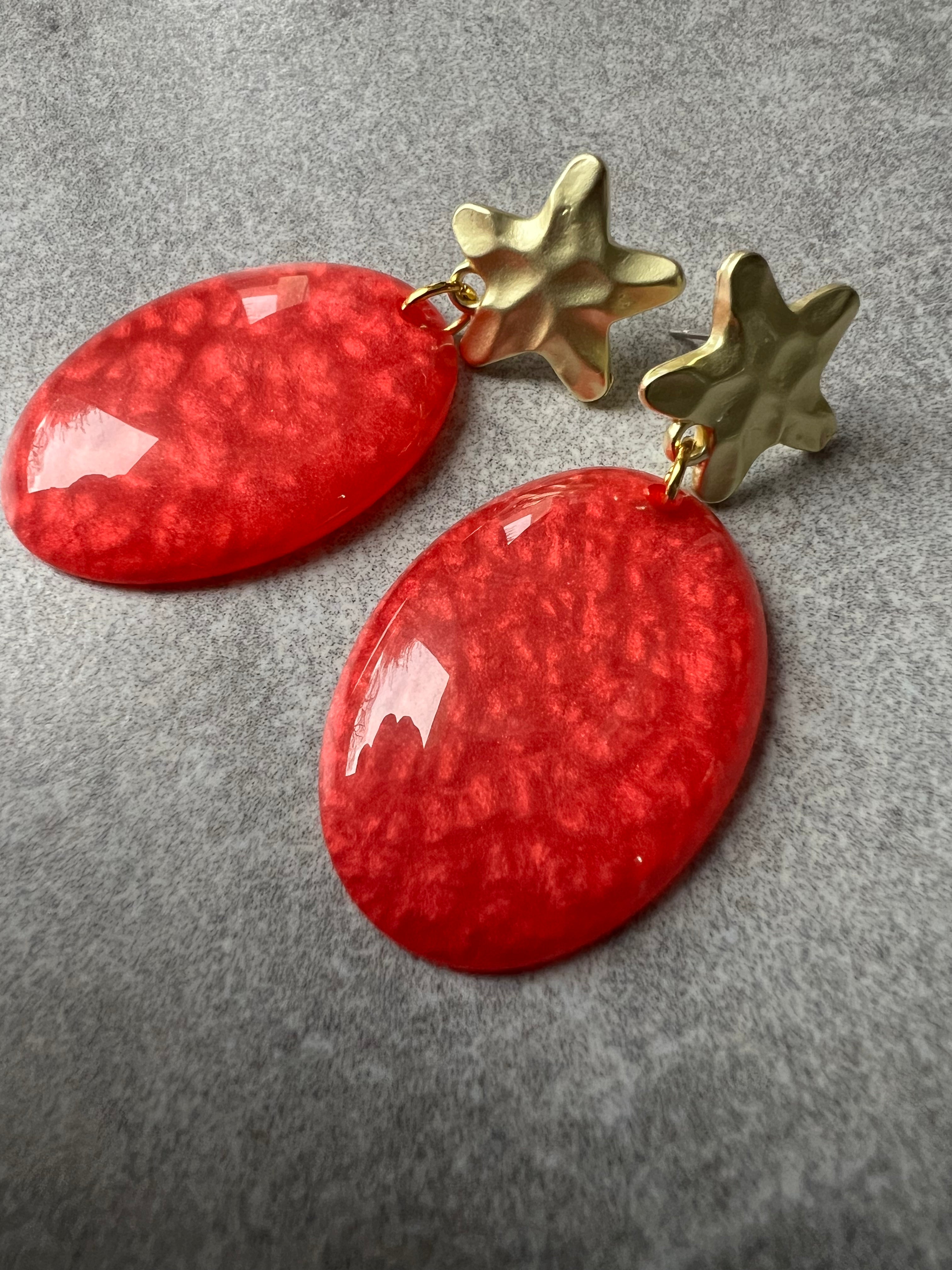 Boucles d’oreilles SALOMÉ résine corail et clous étoiles dorés - Créations Uniques - Créations Uniques