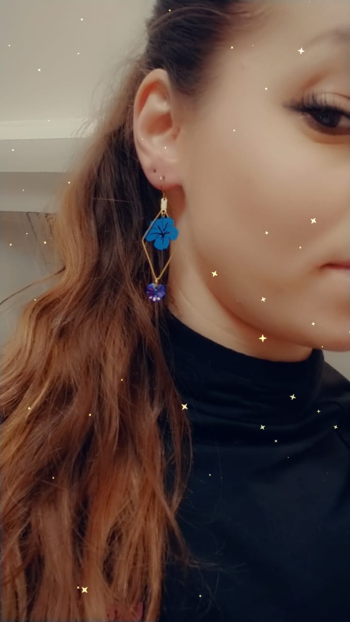 Boucles d’oreilles PALOMA cœurs cristal héliotrope et fleurs hibiscus bleu outre-mer - Créations Uniques - Créations Uniques