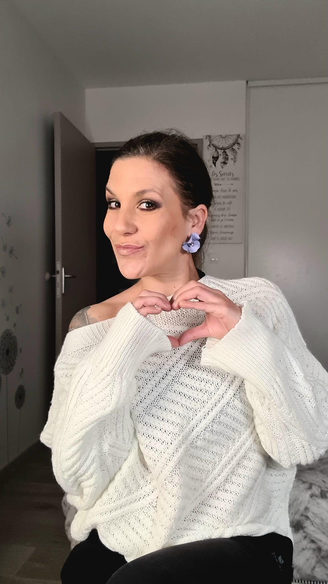 Boucles d’oreilles courtes GILIANE fleurs violet mauve pétales ondulées - Créations Uniques