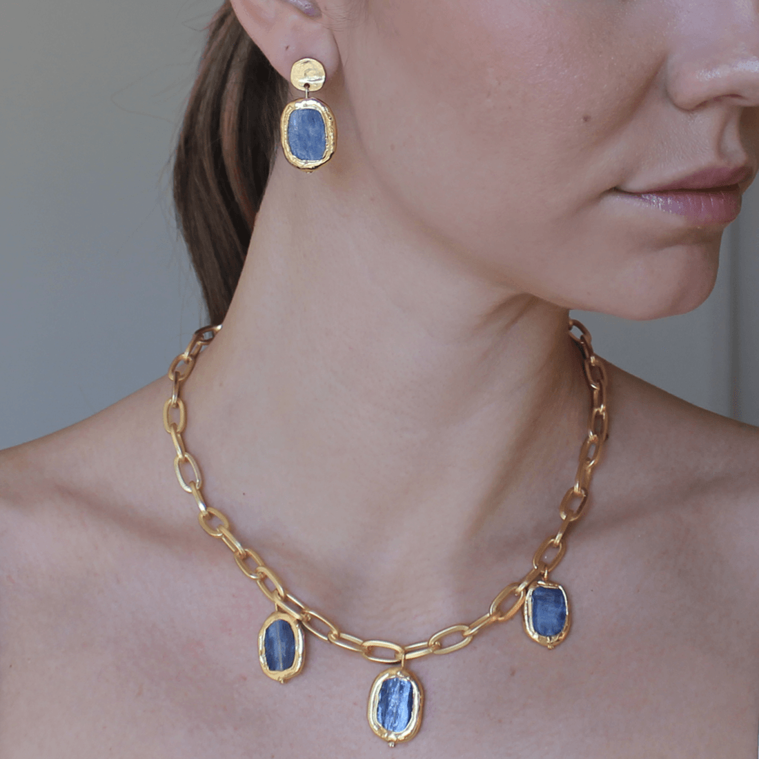 E75532 Boucles d'oreilles pendantes pièce de cyanite - Karine Sultan - Créations Uniques