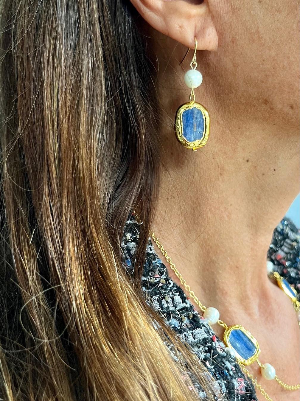 E75540 Boucles d'oreilles pendantes pierres cyanites et mini perles d'eau - Karine Sultan - Créations Uniques