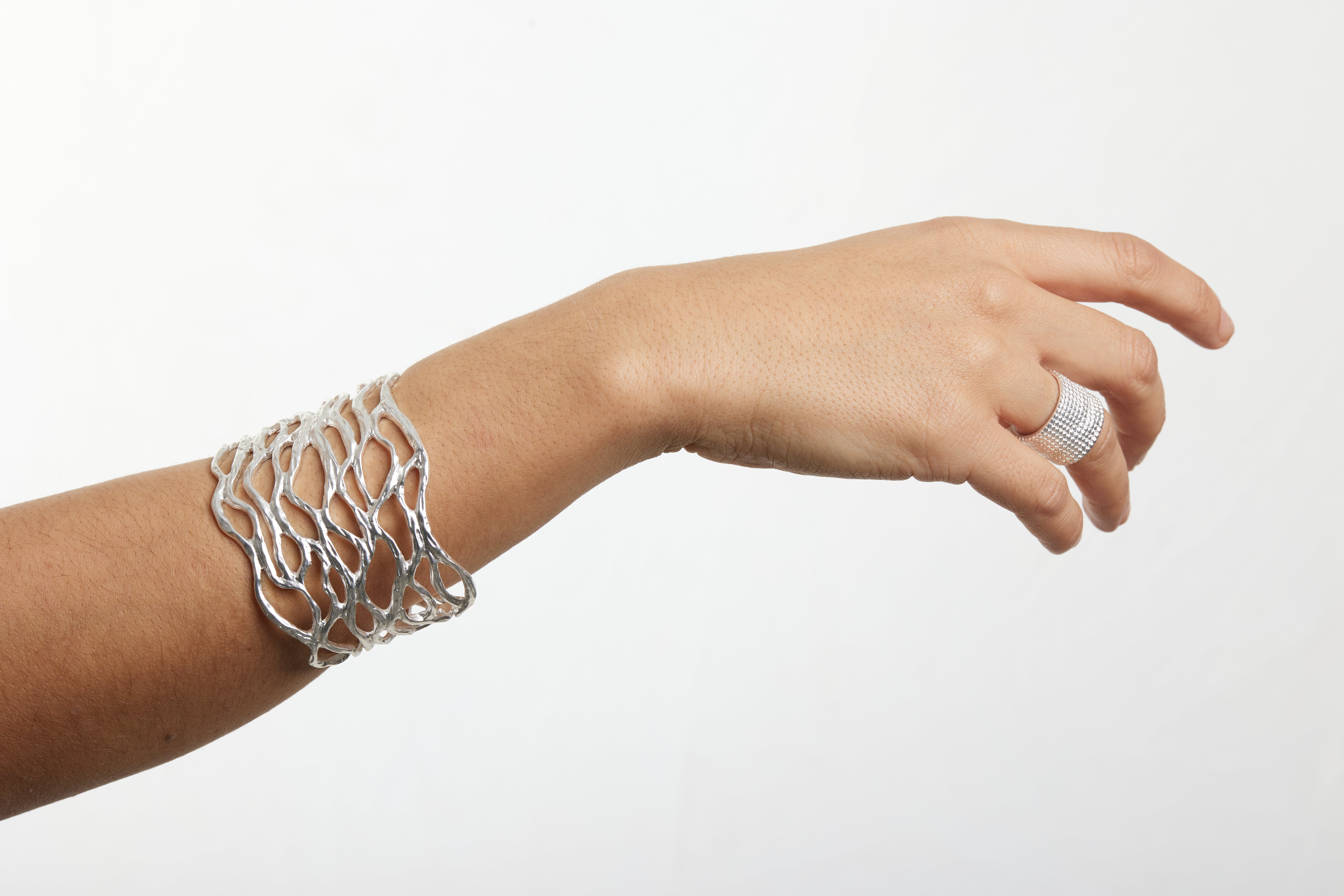 B56005 Bracelet Manchette ajourée - Karine Sultan - Créations Uniques