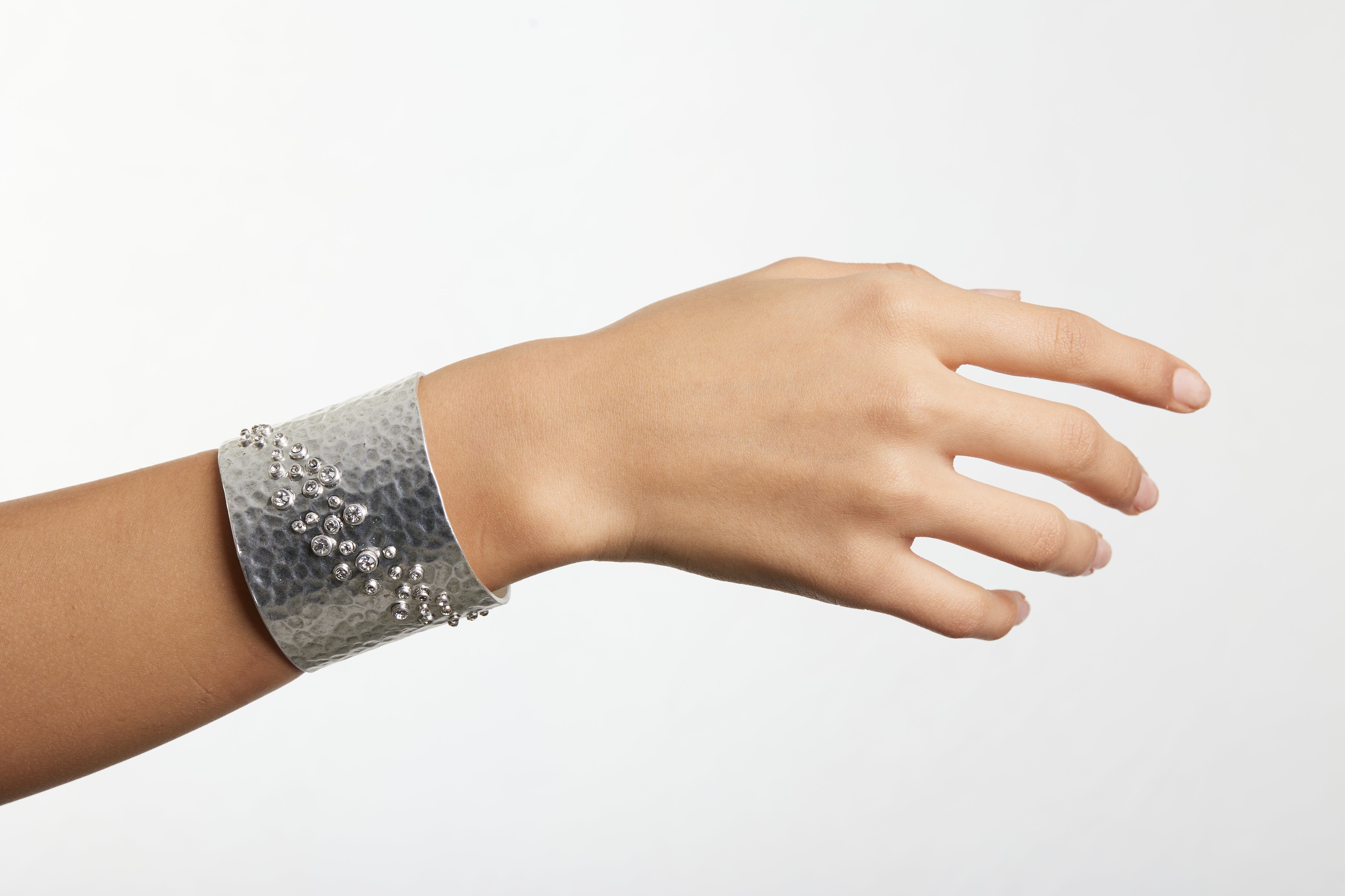 B50596 Bracelet manchette chatoyant - Karine Sultan - Créations Uniques