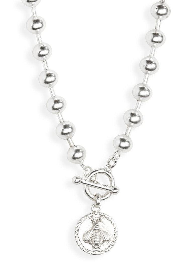 N71725 Collier de perles avec pendentif abeille - Karine Sultan - Créations Uniques